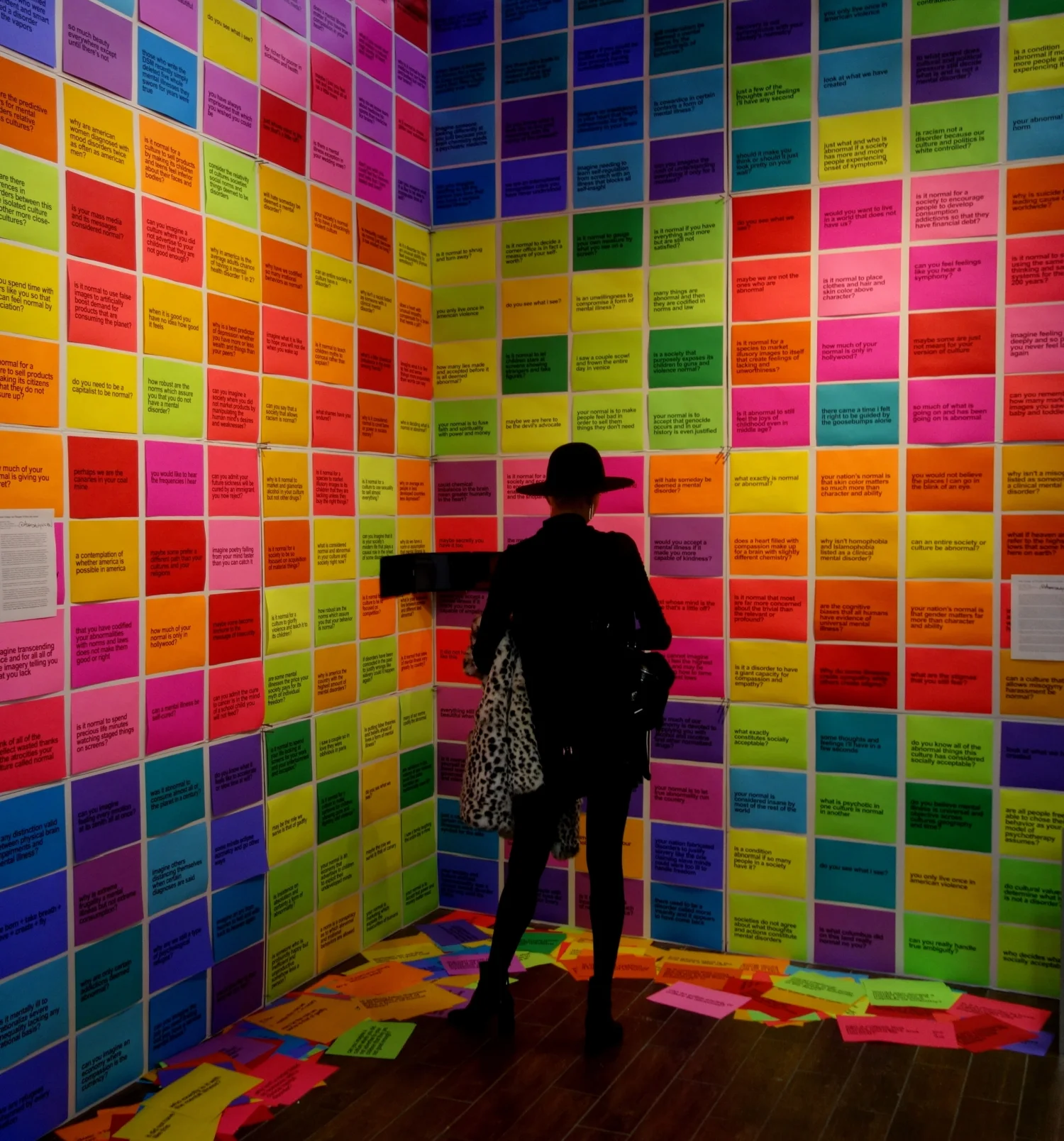 Additional installation view. Along with the 256 text elements themselves, the 25 colors represent both the breadth and varying intensity of the artist’s bipolar 1 thoughts and feelings on a particular subject when in a hypomanic (mild mania) state, thus providing the viewer with a proximate experience of having an “abnormal” mind. The artist recorded the amount of time his mind took to generate the 256 text statements and questions. All 256 elements came into his mind in less than 30 seconds of real time during a particularly productive hypomania.