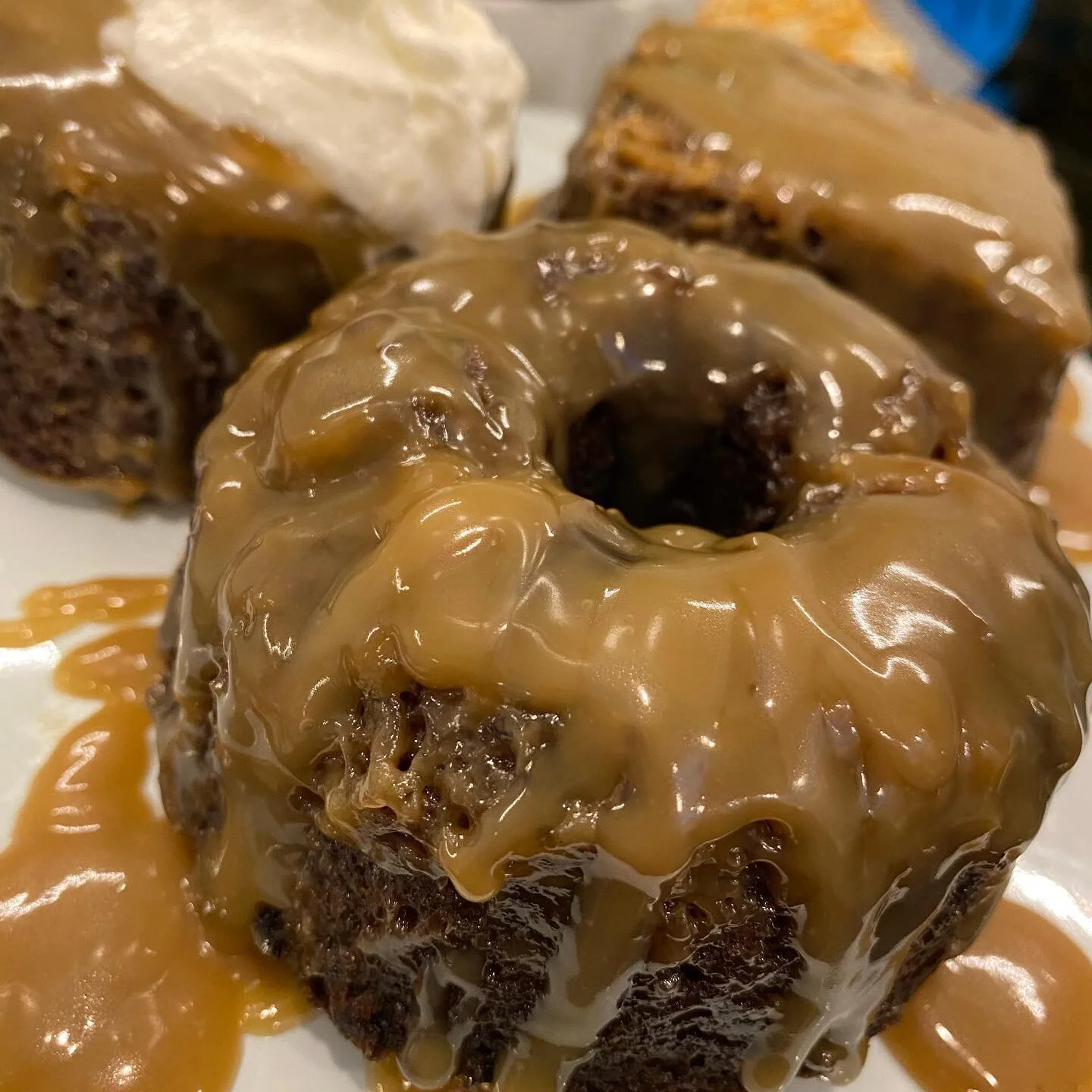 STICKY TOFFEE PUDDING An all time favorite dessert 🍮 ! ⬅️Swipe for recipe or check out the link and YouTube tutorial in Bio.
.
Yield: 6-12 servings
.
.
.
#TasteTutor #Chef #Catering #Food #Cooking #QuarantineEats #Culinary #Cuisine #Recipe #Taste #S