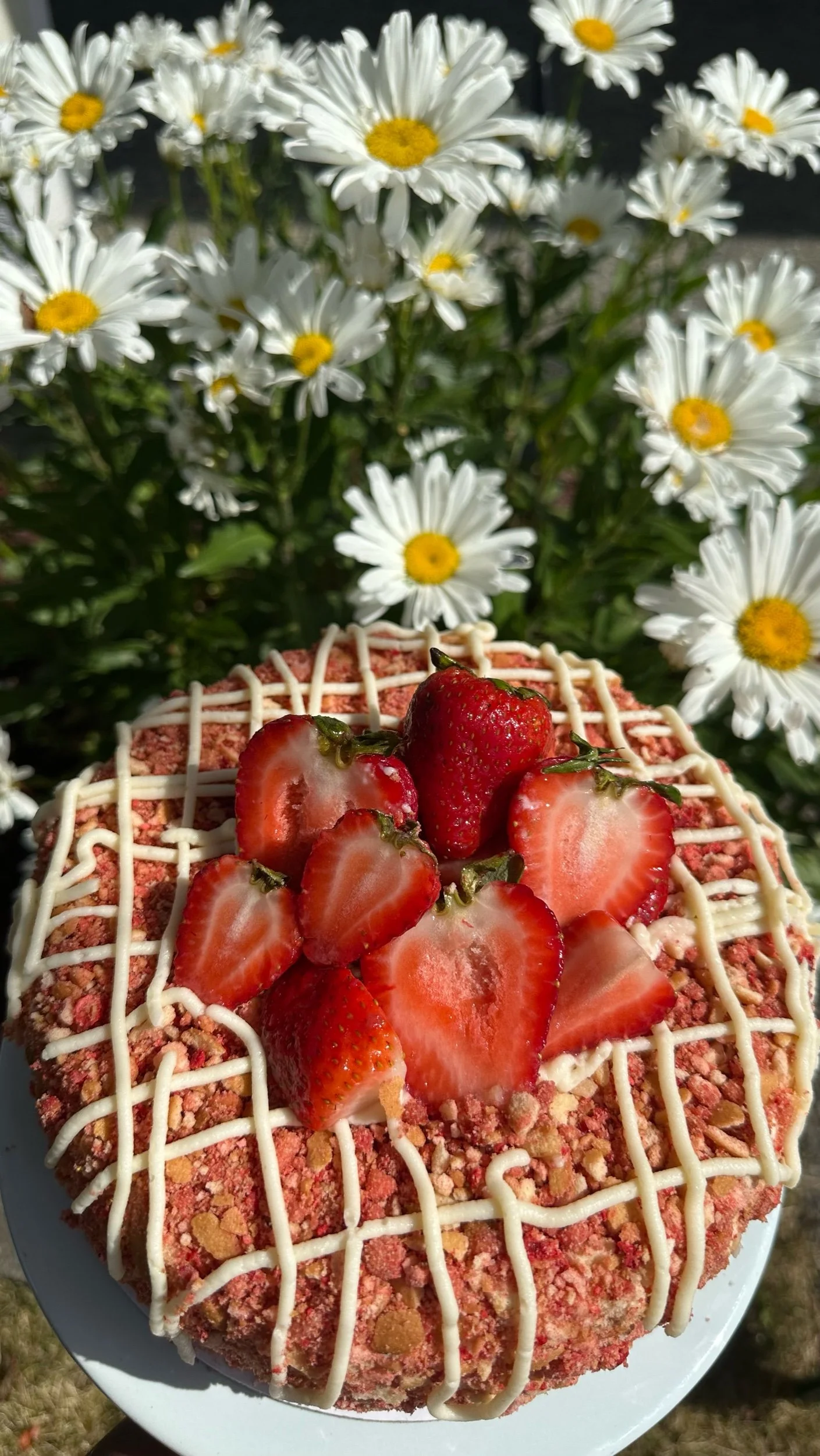 STRAWBERRIES & CREAM CRUNCH CAKE