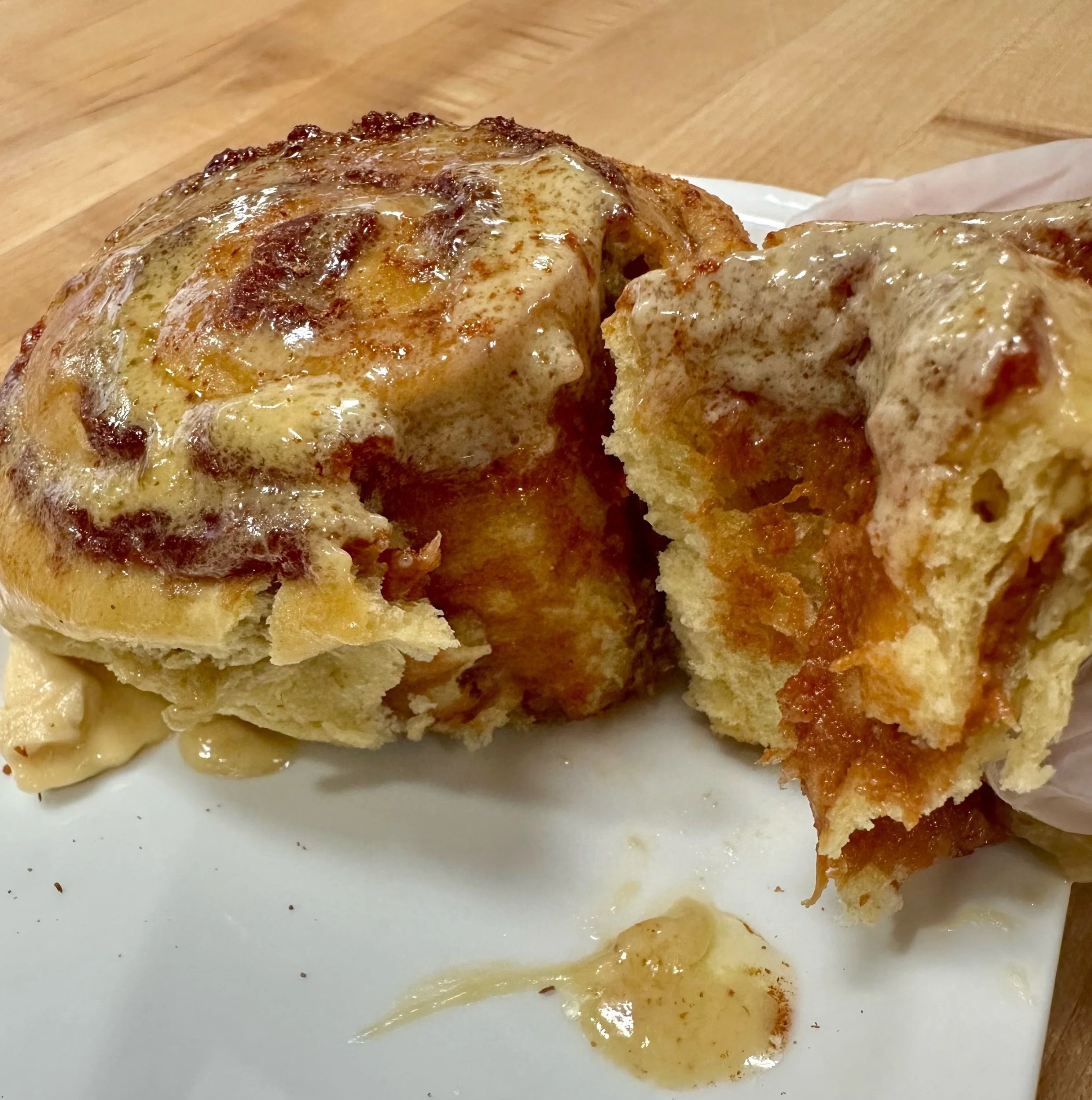 AGBALUMO &amp; CARDAMOM ROLLS with MIEL y MELAO MASCARPONE ICING