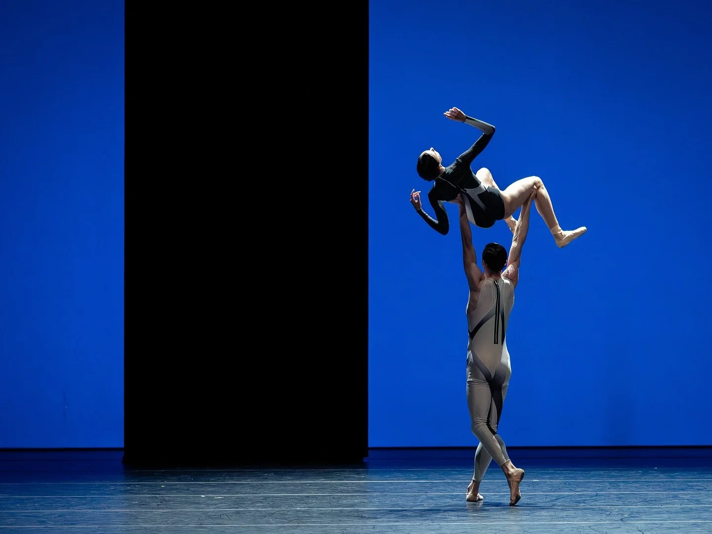 Toi Toi Toi to everyone for the Premiere tonight !!!!
End of a journey, beginning of the next. An important step stone in a fleeting moment caught in our crossed paths between me, the dancers, the team and everyone involved closely or from far.
🍀🤞?