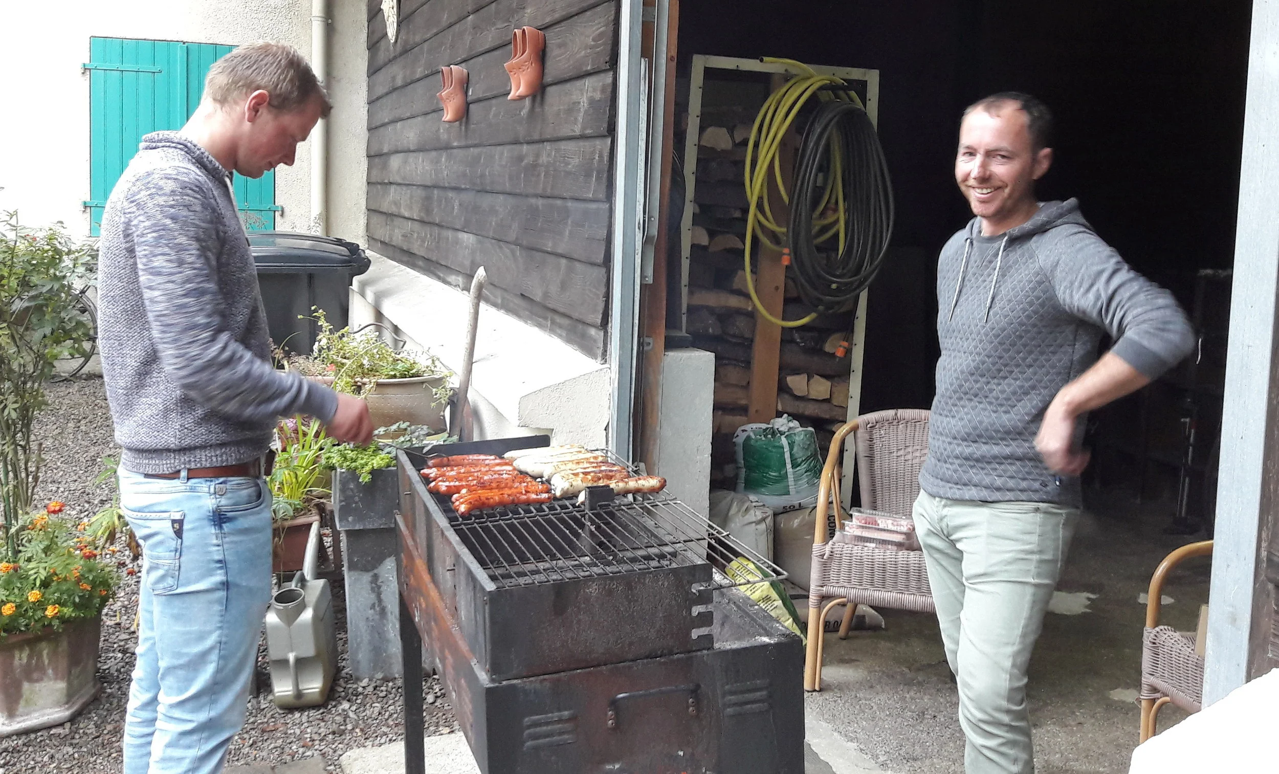 De Bbq is buiten met koks Bart en Berruw