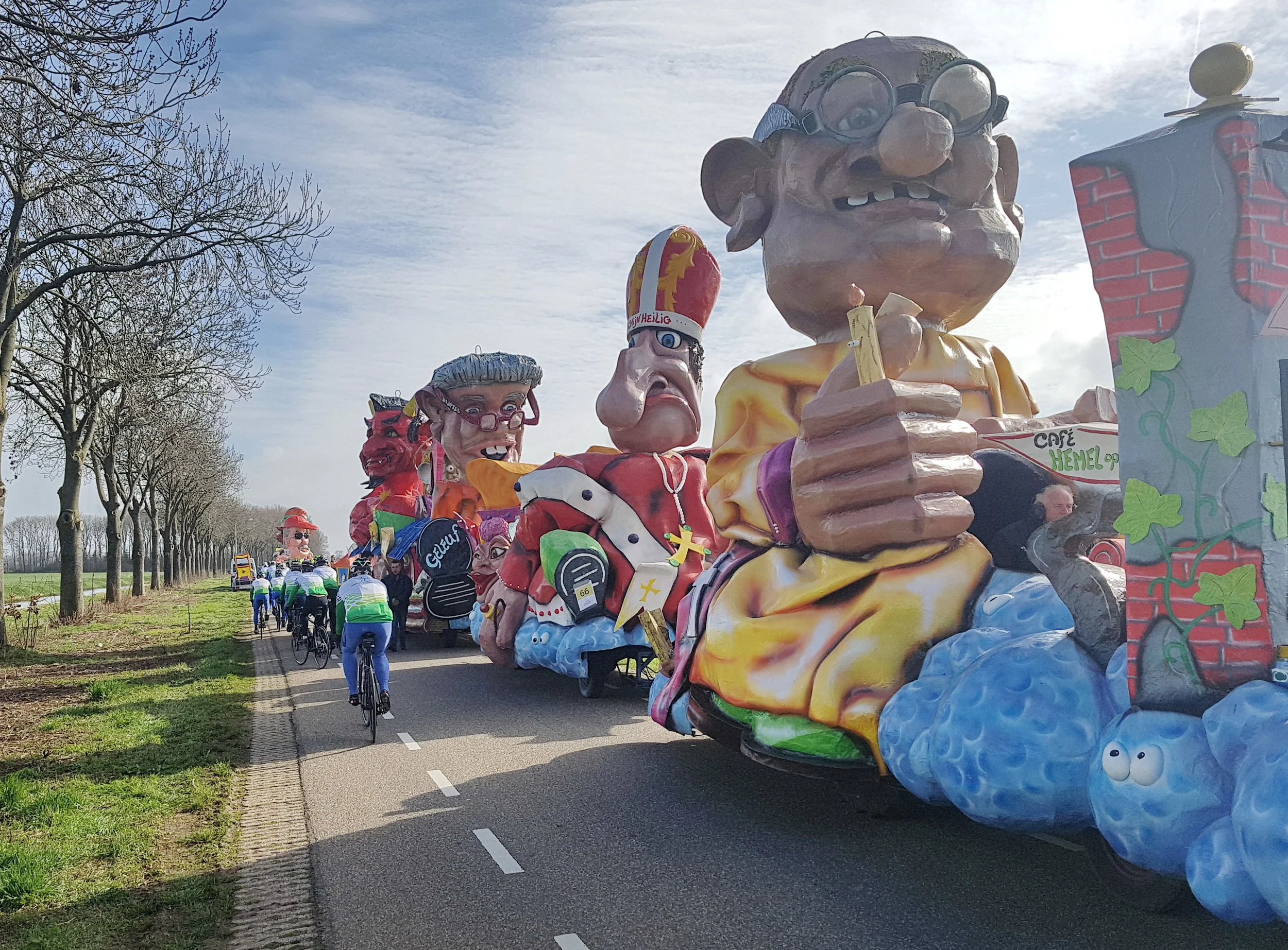 Onderweg komen we de Halfvasten Optocht van Angerlo tegen. Gelukkig zijn die koppen een stuk lelijker!