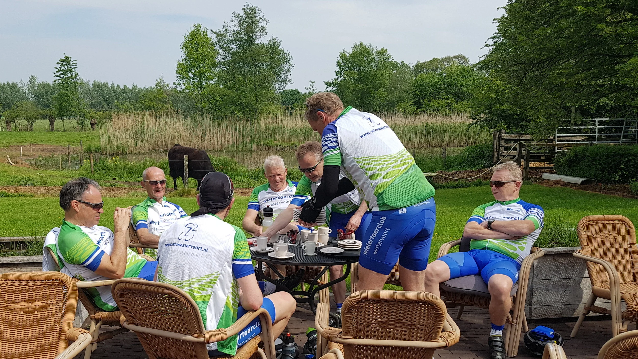 Een van de mooiste koffie stops die we hebben met uitzicht op een meertje en Galloway koeien.