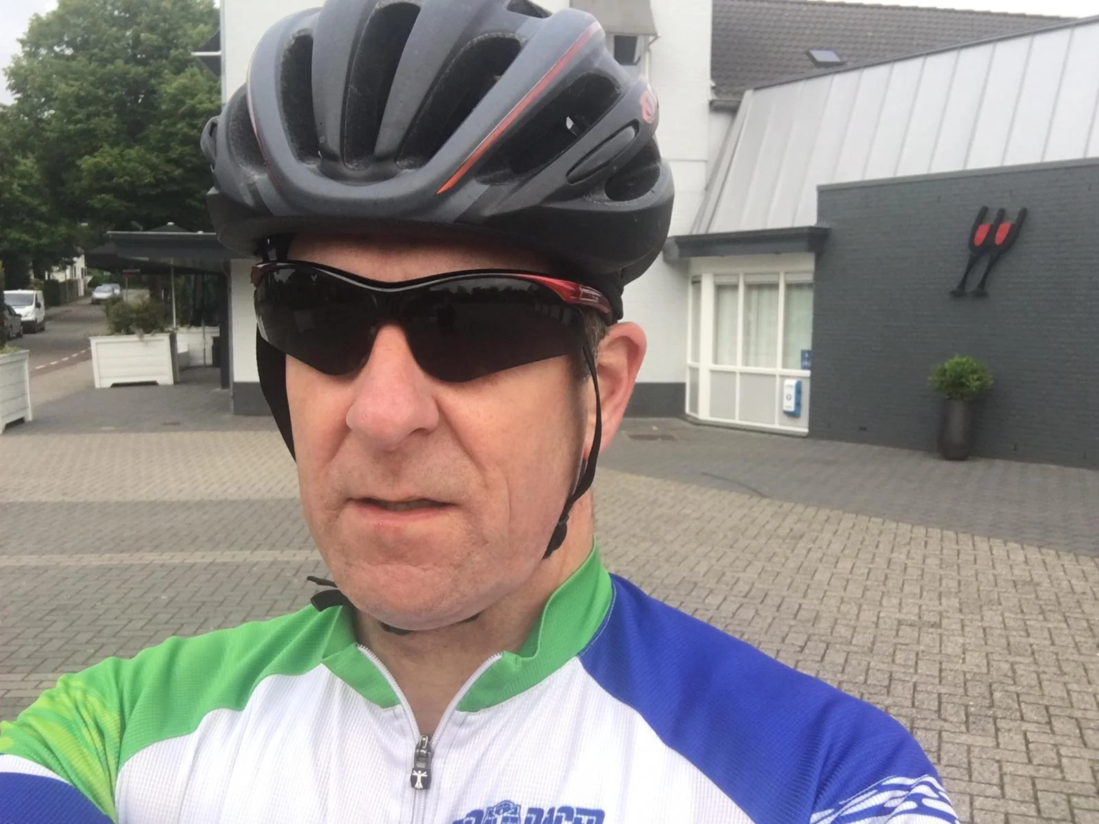 Stein moet even laten zien dat hij toch echt als eerste bij Wieleman was vanmorgen!