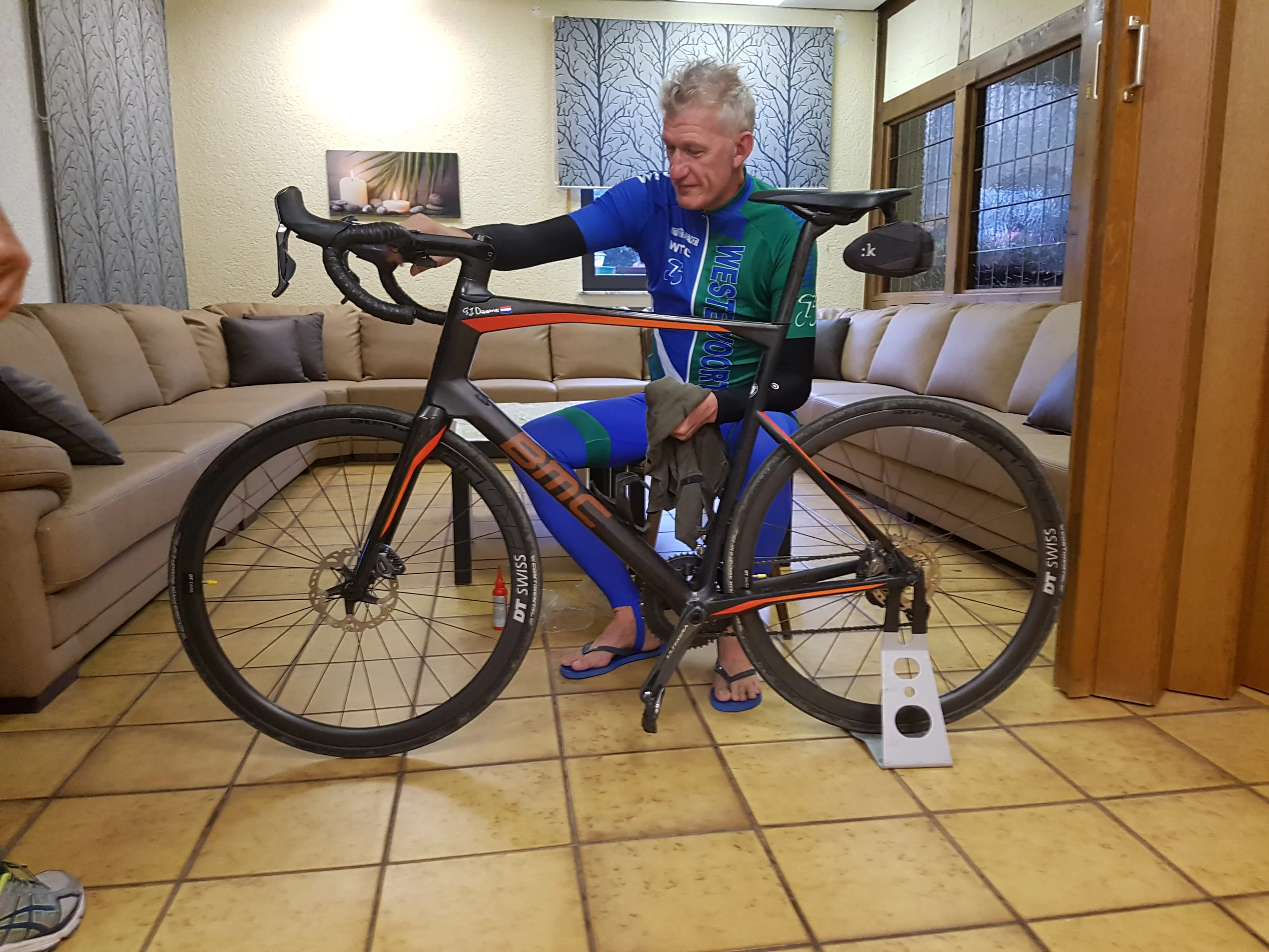 Gerrit-Jan poetst zijn fiets voor de zaterdag rit van 125 km met 1800 hoogtemeters.