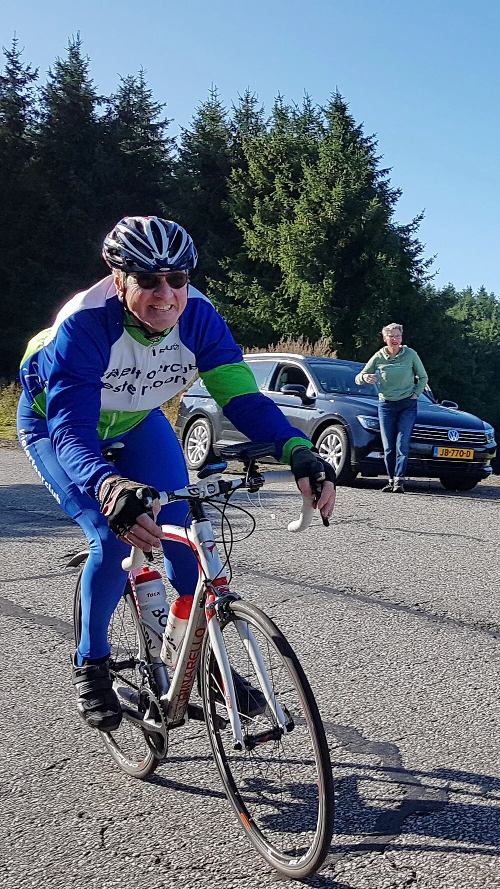 Alie kijkt toe hoe Paul de berg verslindt!