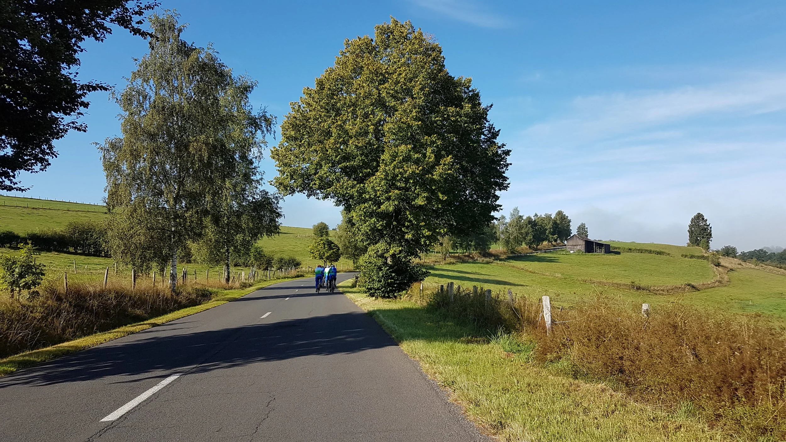 We hebben prachtig weer en rijden door een prachtig landschap.