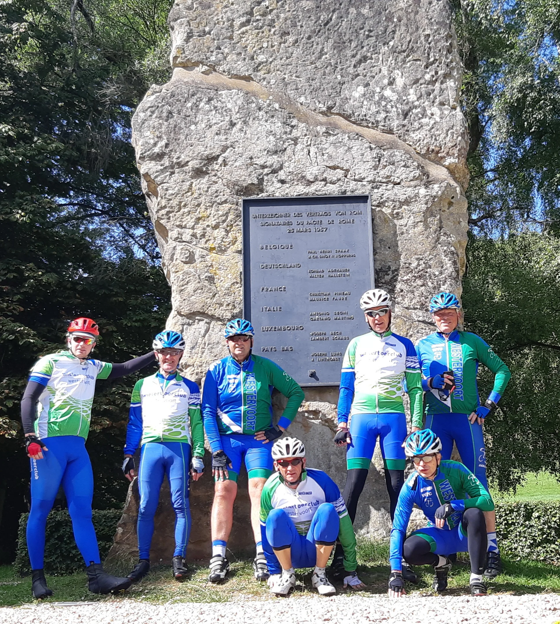 Groep 1 poseert bij het Europa monument vlak bij het 3 landenpunt Duitsland, België en Luxemburg. WTC is immers meer dan fietsen alleen.