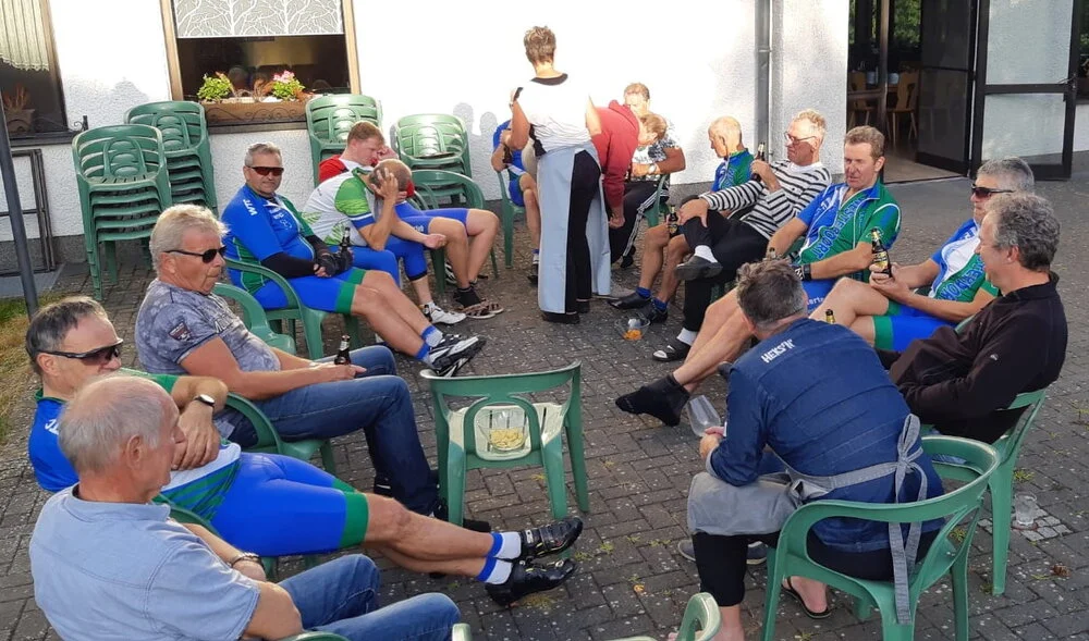 Maar later wordt het weer beter. We blijven dan ook eerst een tijd buiten een biertje happen.