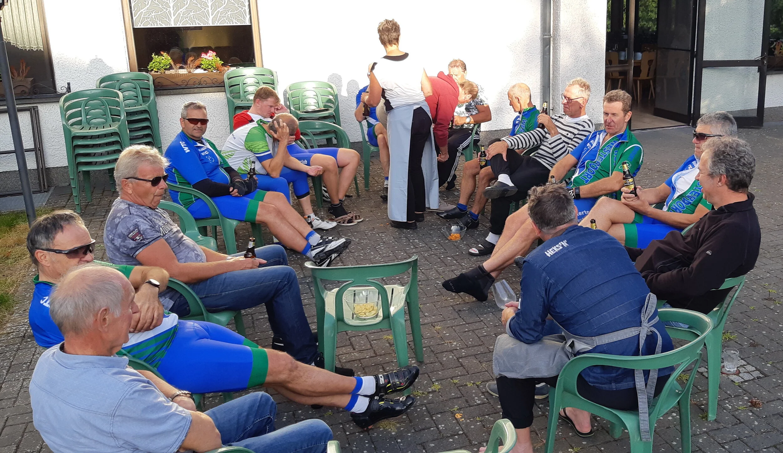 Maar gelukkig komt iedereen weer gezond en wel terug bij de accommodatie. Waarna we nog lekker even in het zonnetje buiten kunnen zitten. Het was een fantastische fietsdag!