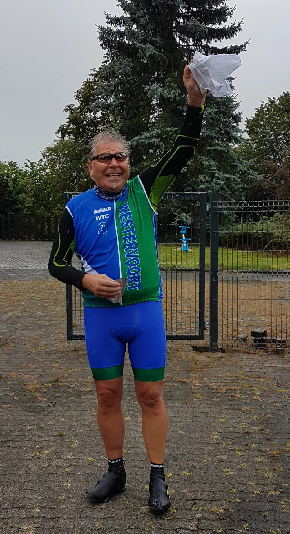 Rudy zwaait de andere groepen uit.