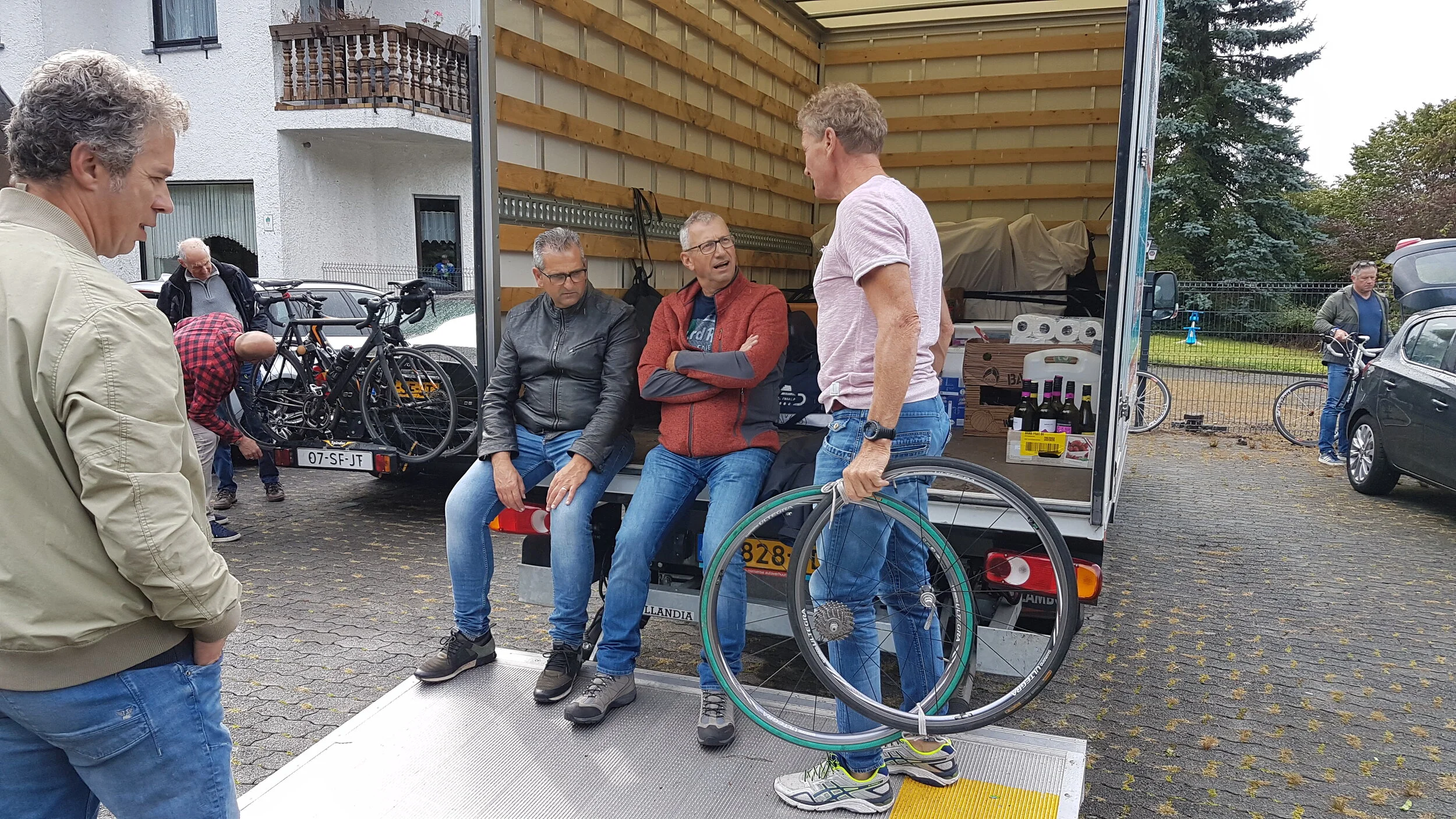 Er wordt weer regen voorspeld. We besluiten dan ook direct na het ontbijt te vertrekken. De spullen worden ingepakt.
