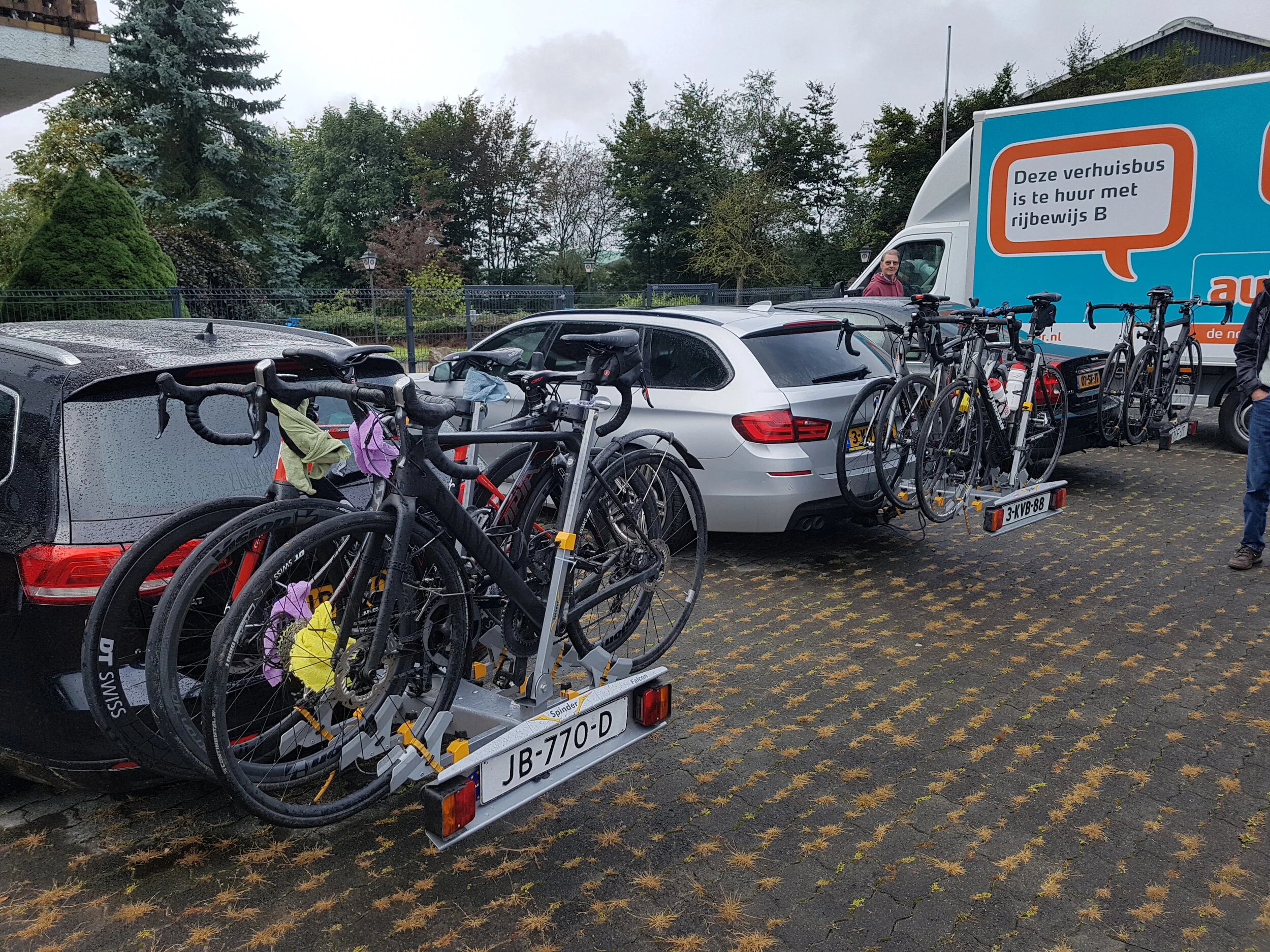 En de fietsen weer achterop de auto’s gezet.