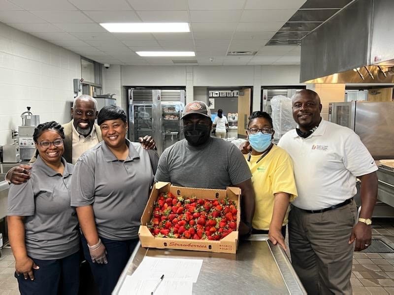 Flint River Fresh delivers locally grown treats to students (albanyherald.com)
