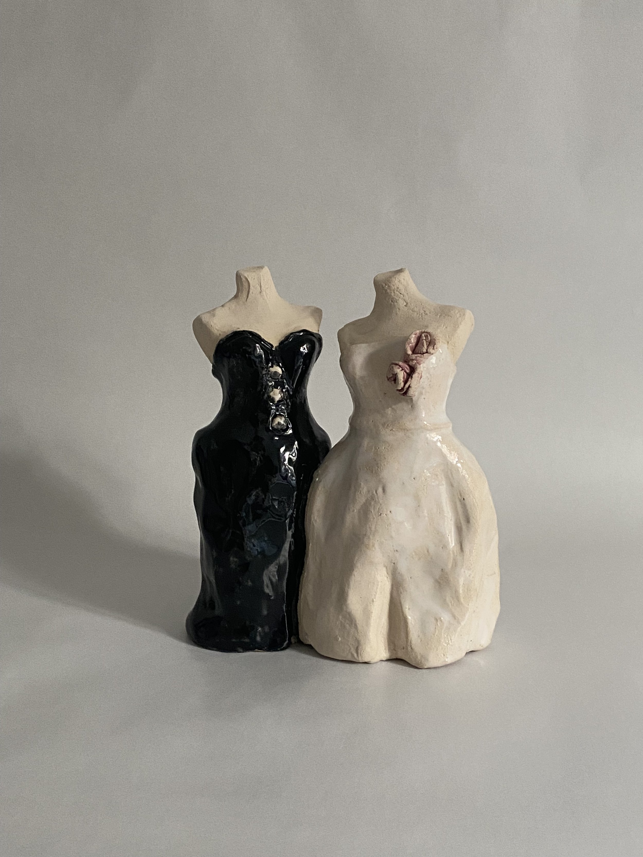 Le Petit Théâtre de la Mode, Christian Dior, Silhouettes New Look. Céramique (faïence émaillée), pièce unique, 17 × 10 cm, 2024.