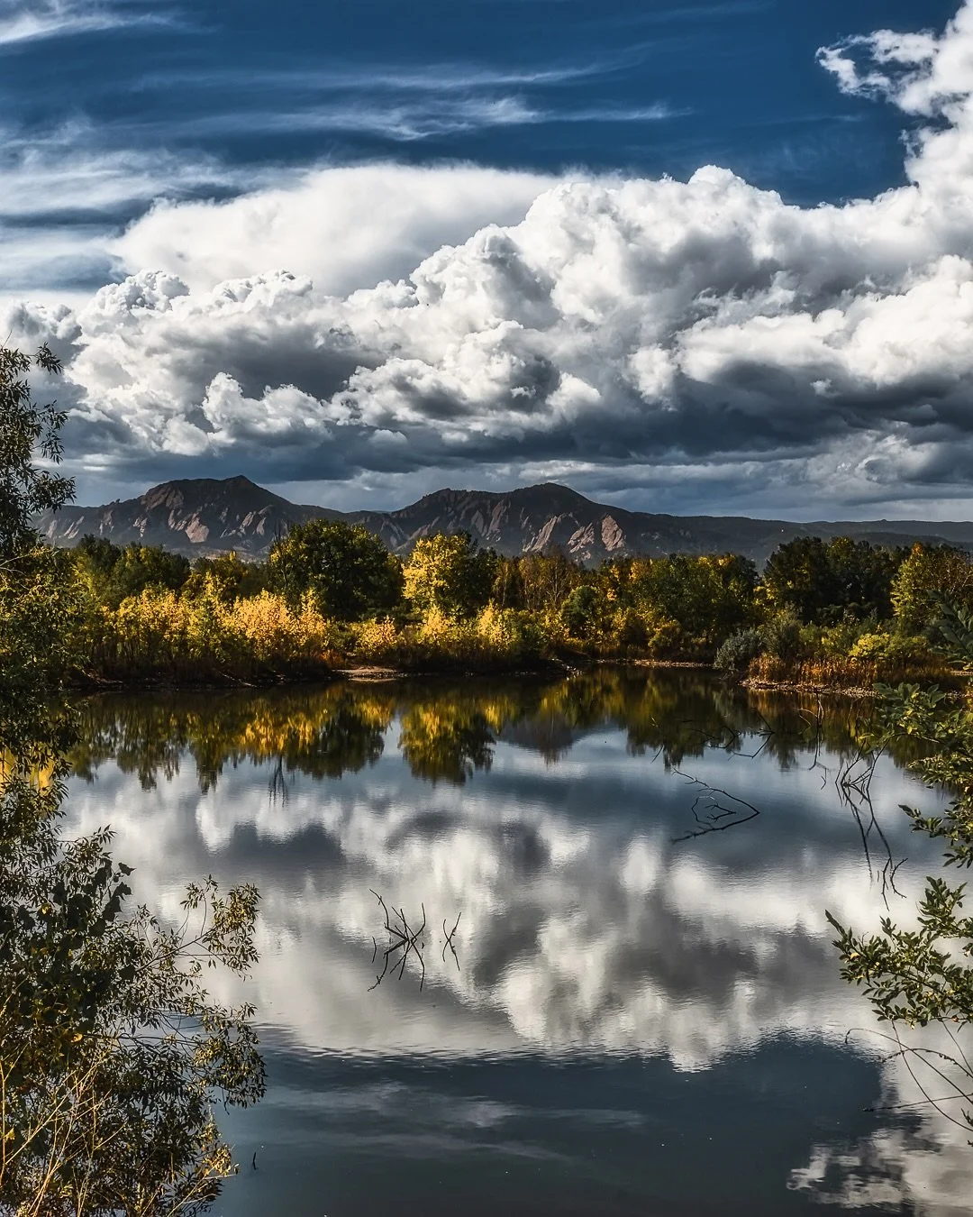 ~ F A L L V I B E S ~ 
.
Part 3 of some Fall Vibes 🍂🍁🍂
.
Which is your favorite? 
.
Found a spot in Boulder thats pretty dope. Snapped a few last week...Need to go back for a sunset! 🍁☀️🍁
.
Anyway, Happy Monday! 🙌🏼
.
🎯 Photographers: I do 1:1