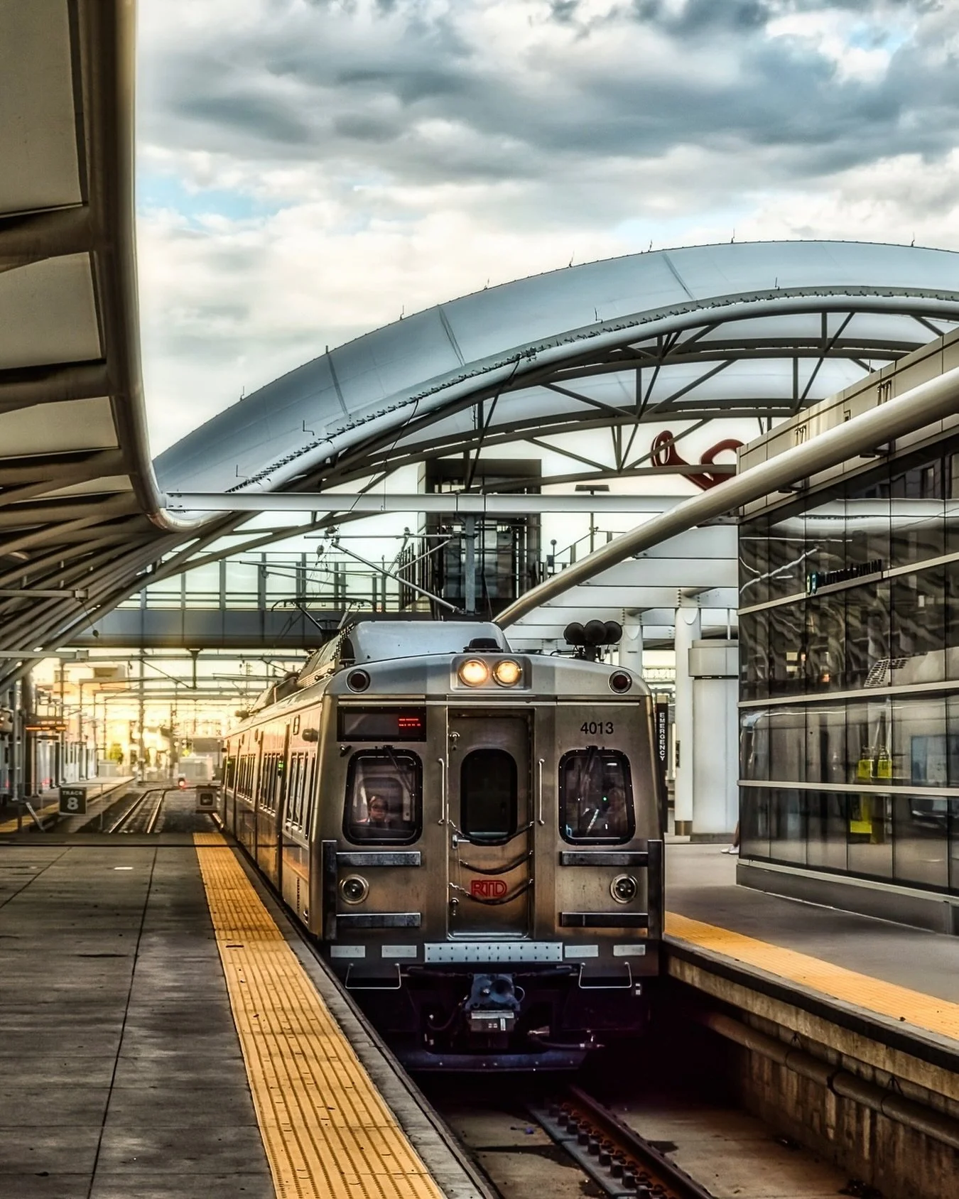 ~ S T O P ~ 
.
Mernin! 👋🏼
.
Take time to stop and look around... Things can change unexpectedly ithout you realizing.
.
70mm ~ f2.8 ~ 1/1600 SEC ~ ISO 250
.
🎯 Photographers: I do 1:1 editing, creative direction, and mentoring. Let’s build.🦾