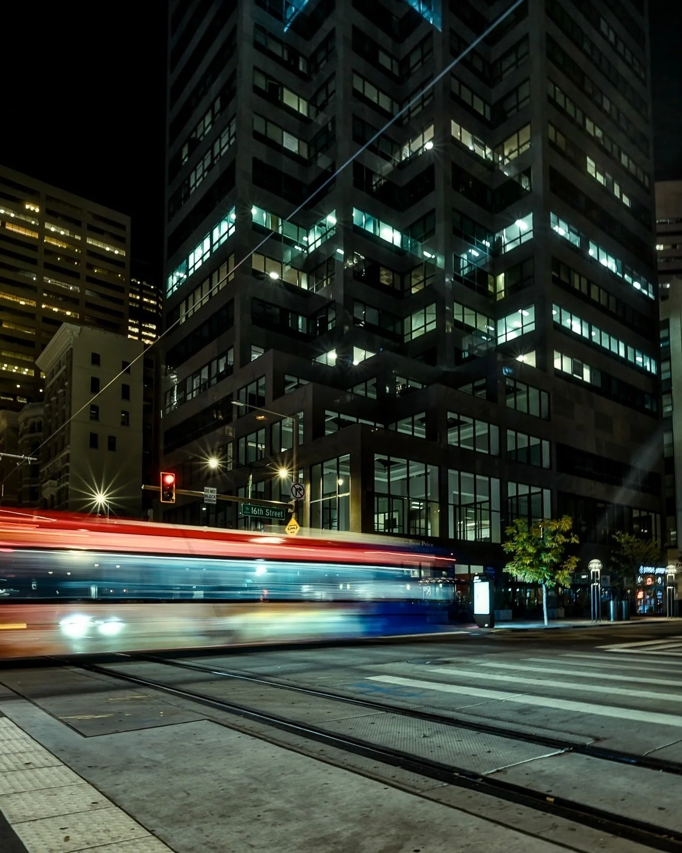 ~ H A L F  P A S T ~ 
.
Sometime I want to tell these busses what to do... F*cking up my scene. 🤣
.
I bet there is a good party in that building. 🎉
.
That floor is LIT! 😏
.
20mm ~ f9 ~ 1 SEC ~ ISO 50
.
🎯 Photographers: I do 1:1 editing, creative 