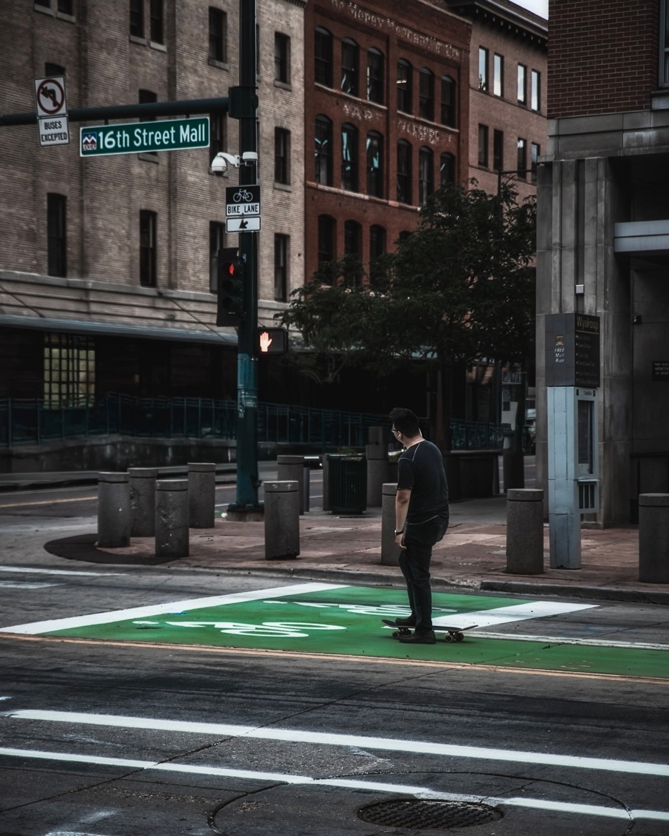 ~ S O L O ~ 
.
Solo missions can be the funnest... Never under-estimate the power of alone time! 🤌🏼
.
Happy Thursday! 🙌🏼
.
70mm ~ f2.8 ~ 1/200 SEC ~ ISO 50
.
🎯 Photographers: I do 1:1 editing, creative direction, and mentoring. Let&rsquo;s build