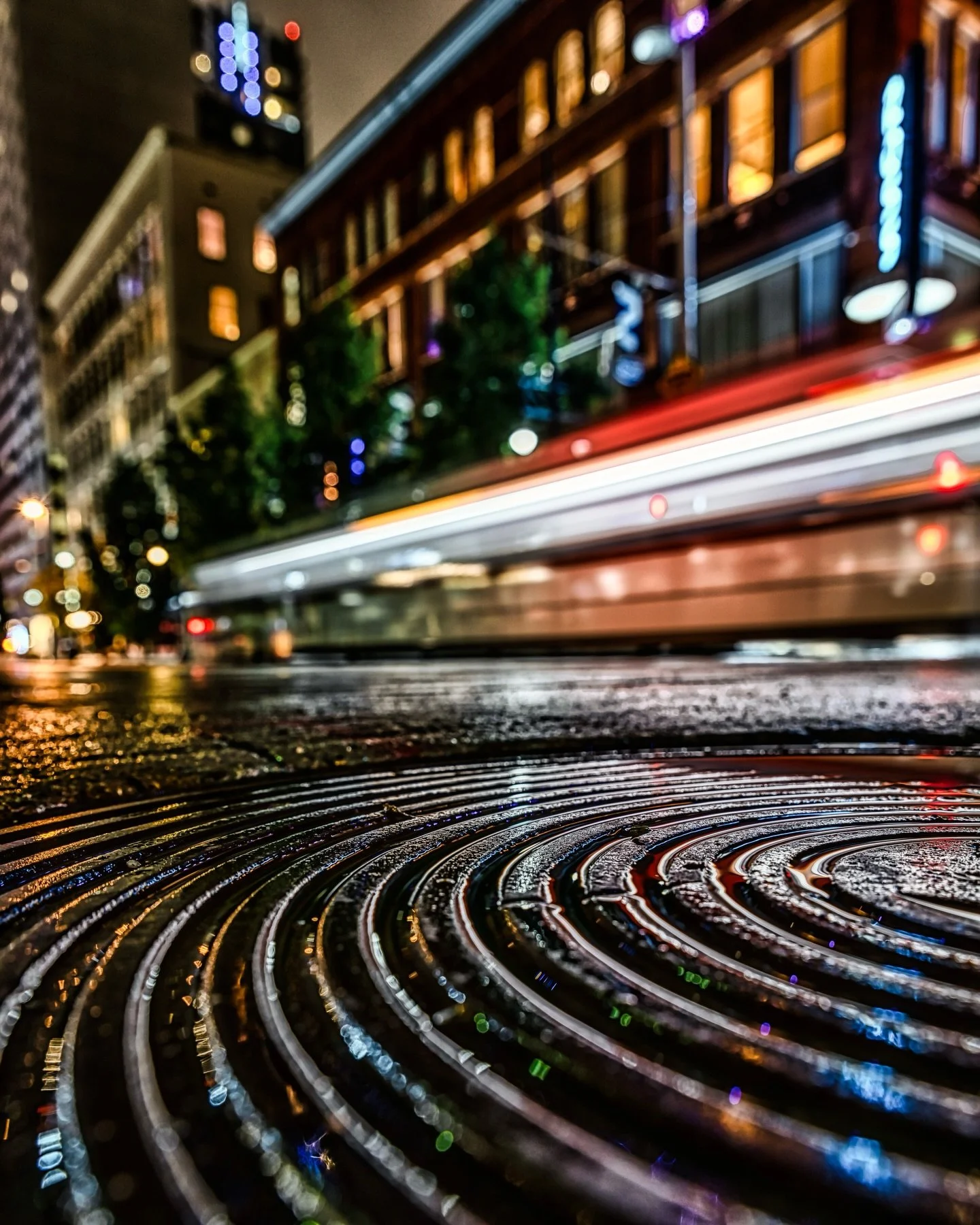 ~ I M P R O V I S E ~ 
.
When you cant get setup quick enough to catch the shot, focus on whats close to you, and you&rsquo;ll still get the shot. 🤤📸
.
24mm ~ f7.1  3 SEC ~ ISO 50
.
🎯 Photographers: I do 1:1 editing, creative direction, and mentor