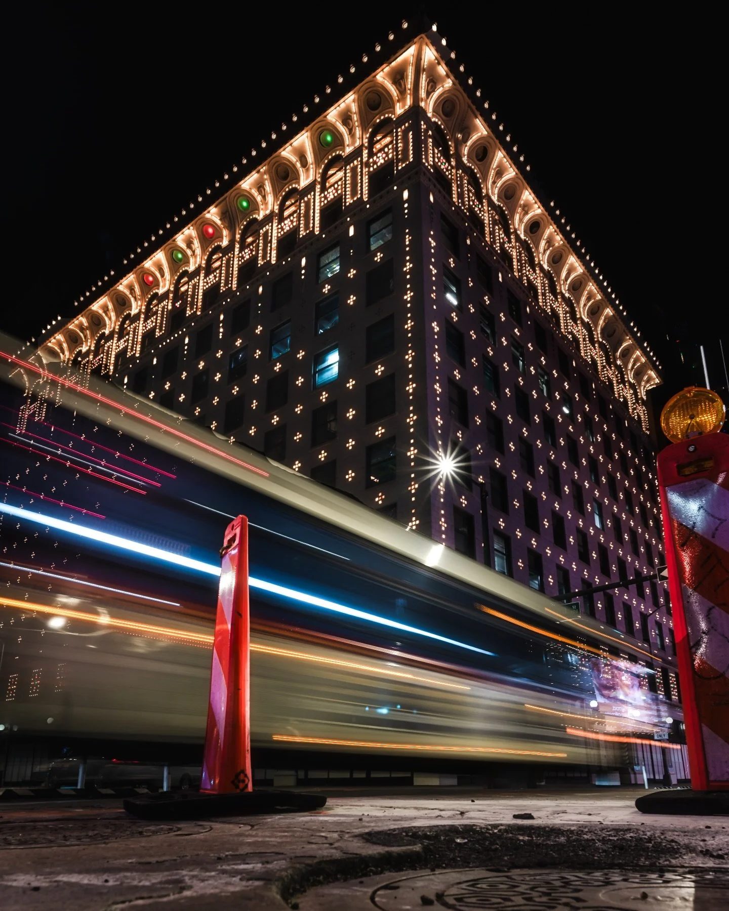 ~ C L O S E ~ 
.
I like to get in where the action is. 🎬
.
Have a great Friday!🙌🏼
.
20mm ~ f7.1~ 0.8 SEC ~ ISO 50
.
🎯 Photographers: I do 1:1 editing, creative direction, business workflow and mentoring. Let&rsquo;s build.🦾 
.
🖼️ Prints + servi