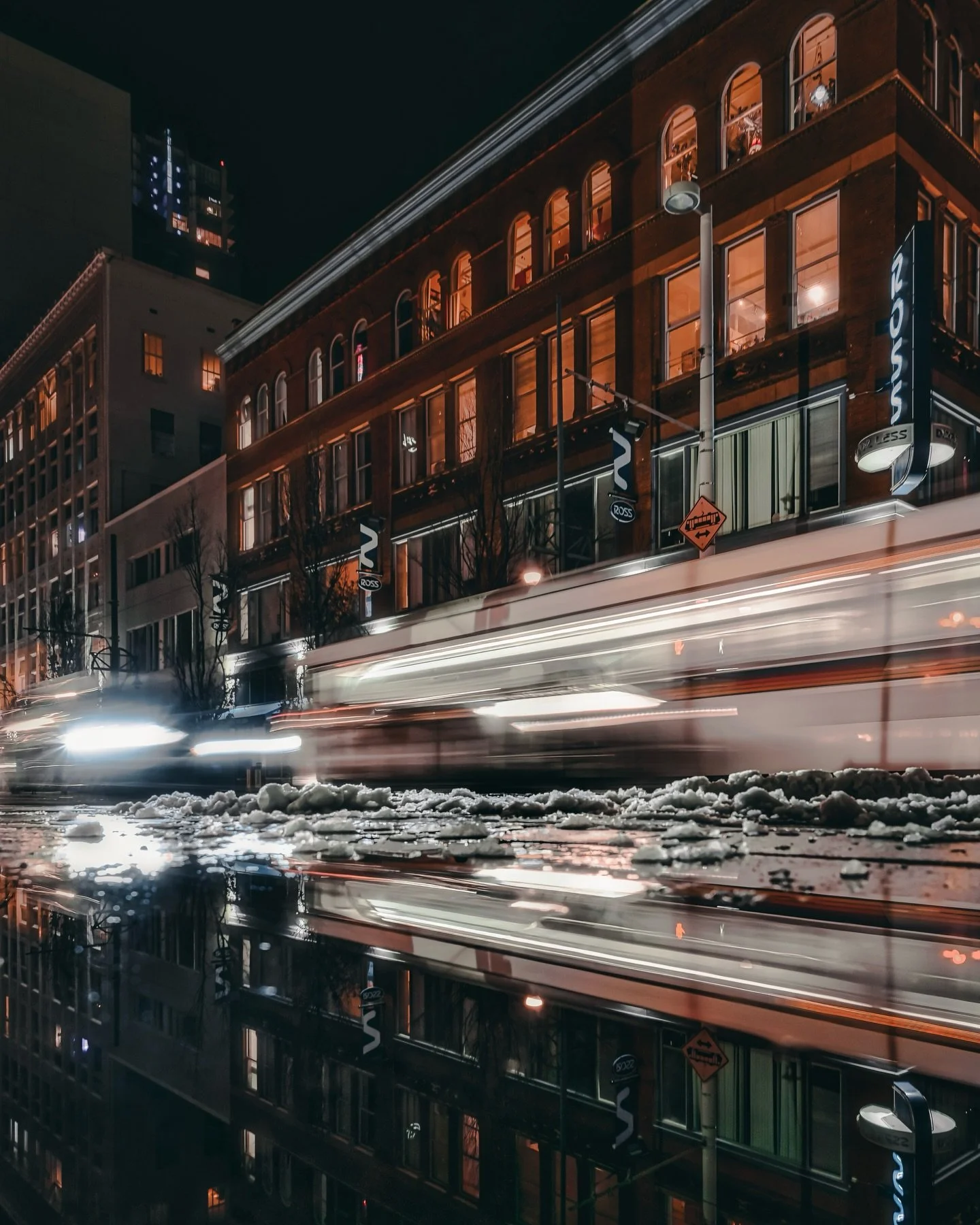 ~ B I L A T E R A L ~ 
.
Whats up! 🙌🏼
.
Just wanted to let you know you are pretty badass!🫶🏼
.
Have a great day! ☀️
.
20mm ~ f7.1 ~ 0.5 SEC ~ ISO 250
.
🎯 Photographers: I do 1:1 editing, creative direction, business workflows and mentoring. Let&