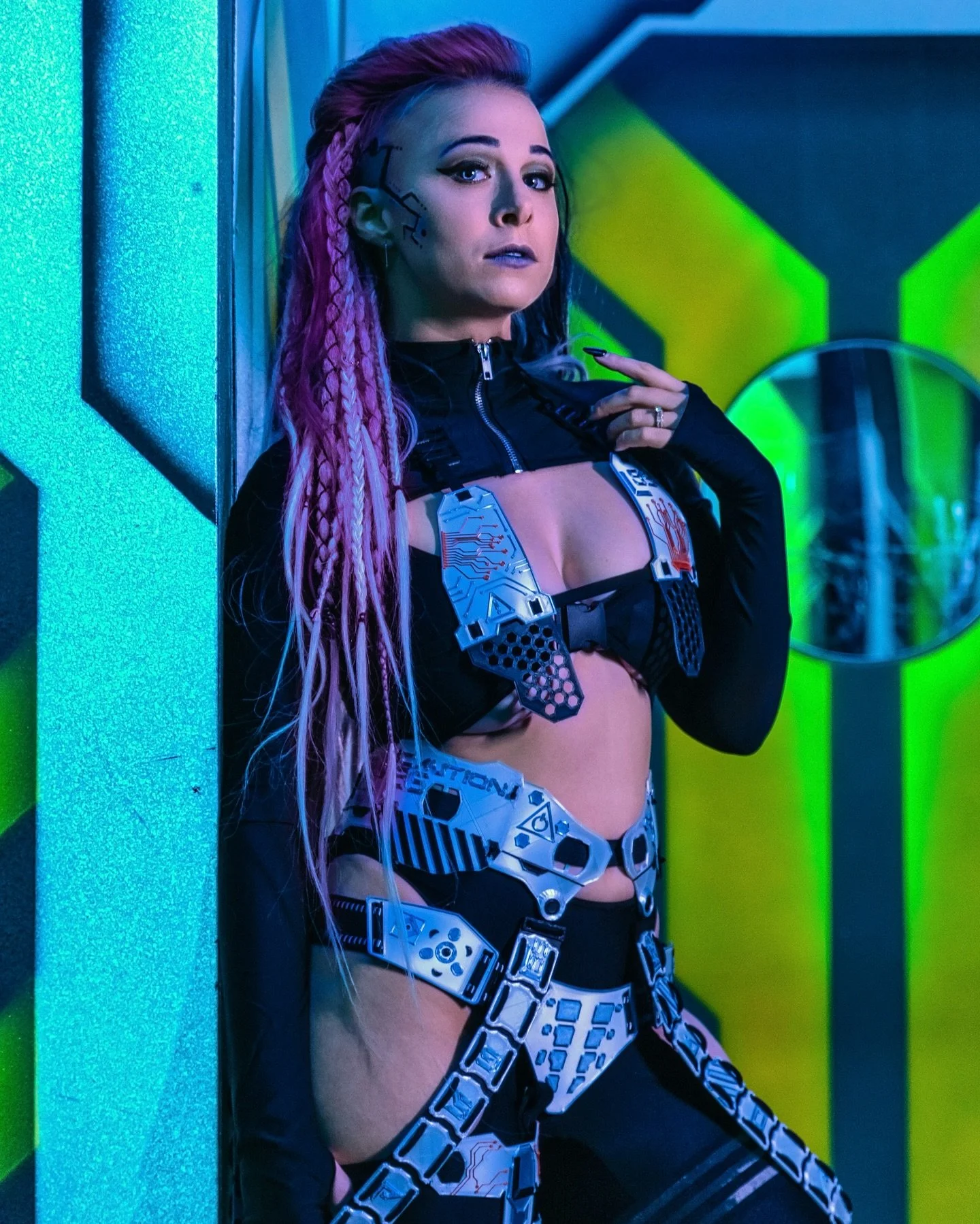 ~ C Y B E R L A N D ~ 
.
We&rsquo;re gonna bring a new installment&hellip;📸
.
It&rsquo;s been too long. 🦾
.
InFrame: @95.percentlauren 
.
Happy Friday! 🙌🏼
.
🎯 Photographers: I do 1:1 editing, creative direction, business workflows and mentoring.