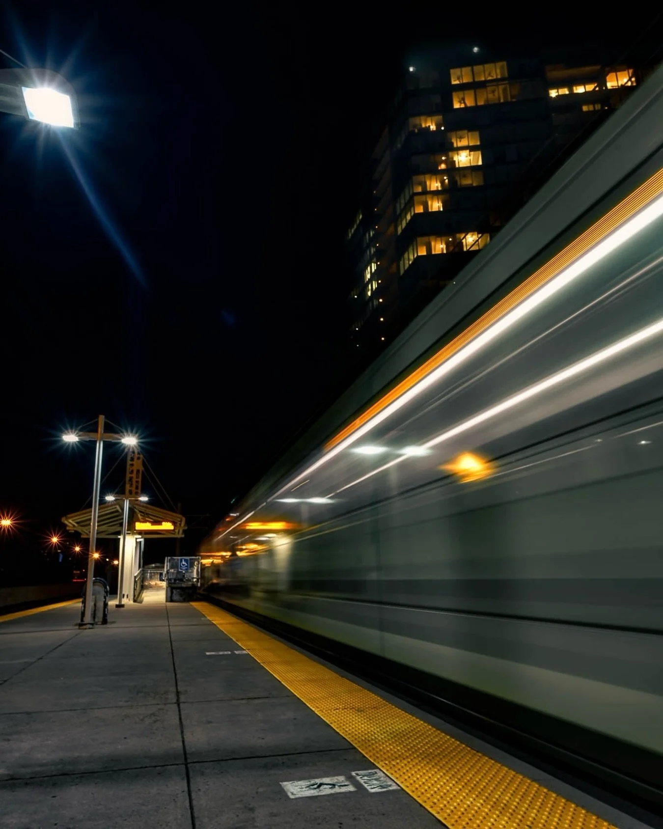 ~ D A R K ~ 
.
Ive been exclusively using my preset pack... Hit up my Etsy shop you wont be disappointed!🎨
.
Have a good day!🫶🏼
.
20mm ~ f10 ~ 3 SEC ~ ISO 50
.
🎯 Photographers: I do 1:1 editing, creative direction, business workflows and mentorin