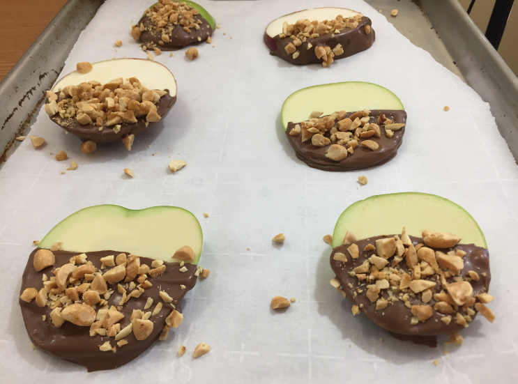 Chocolate Caramel Dipped Apples with Peanuts_K.Martinelli Blog_Kristen Martinelli .png