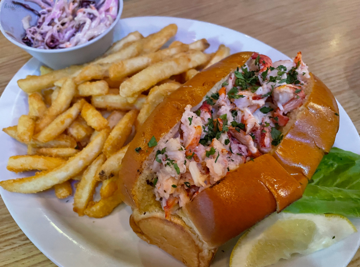 Lobster Roll_Crabby Joes_Lake George NY_ K.Martinelli Blog_Kristen Martinelli.png