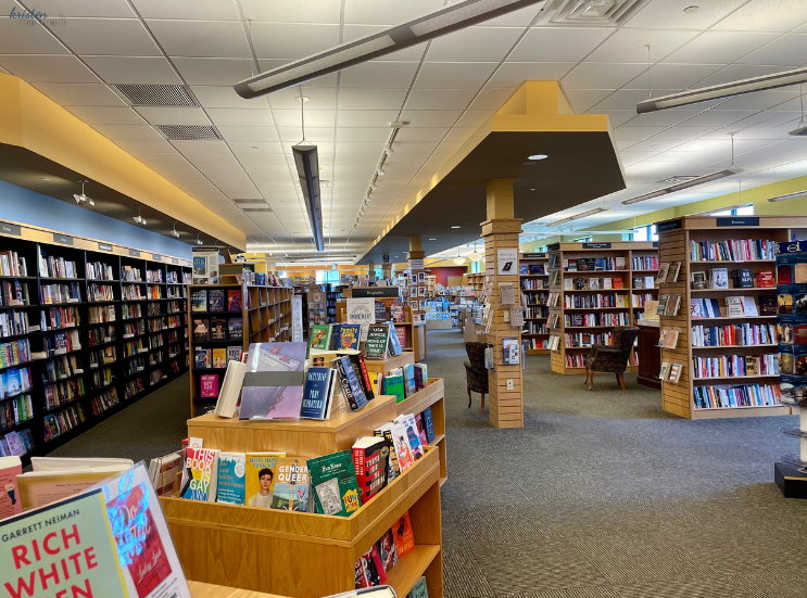 Gibson's Bookstore_Concord, NH_ K. Martinelli Blog _ Kristen Martinelli  (2).png