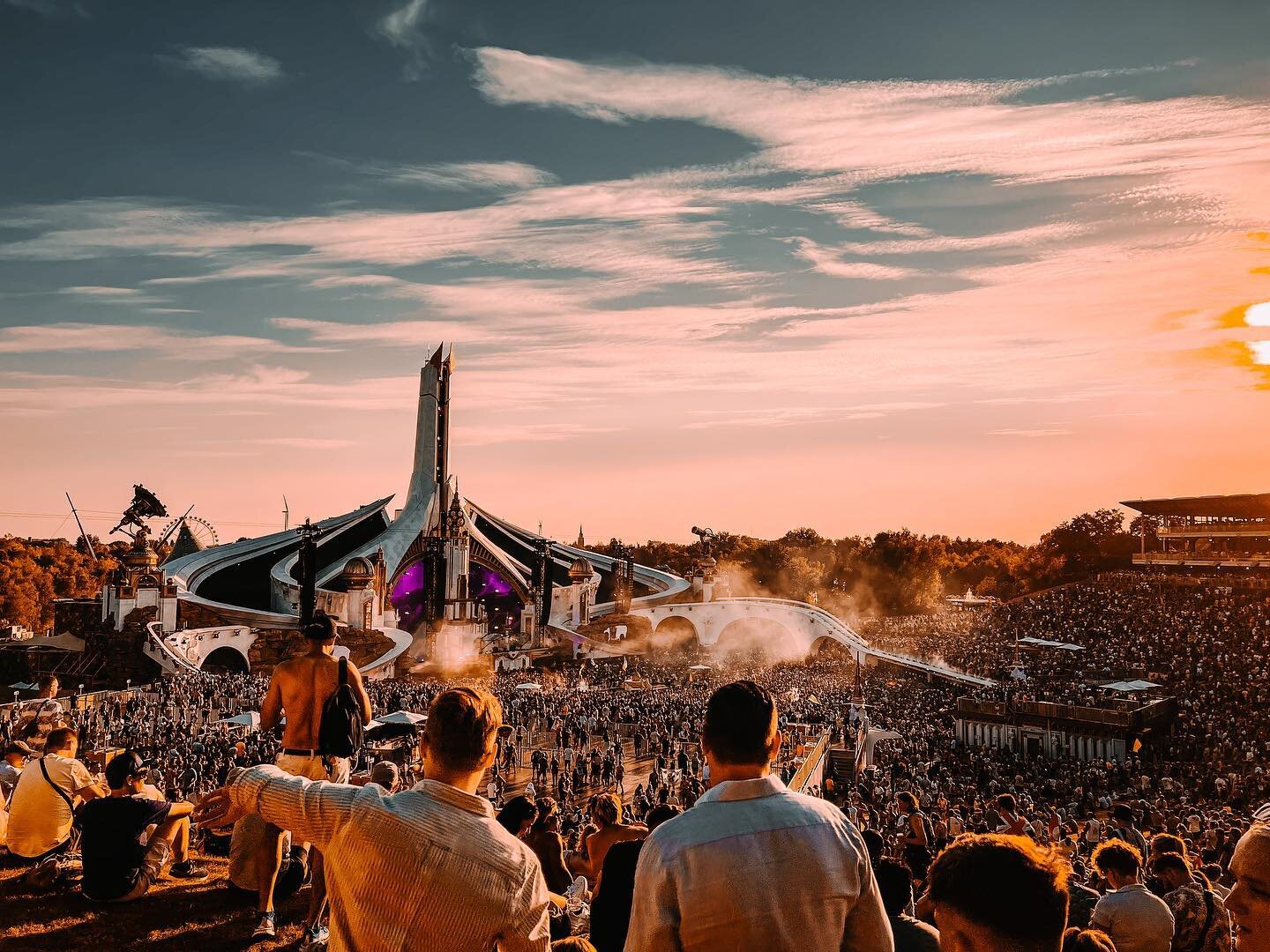 Tomorrowland looking genuinely magic in the sun last night. What an insane place.