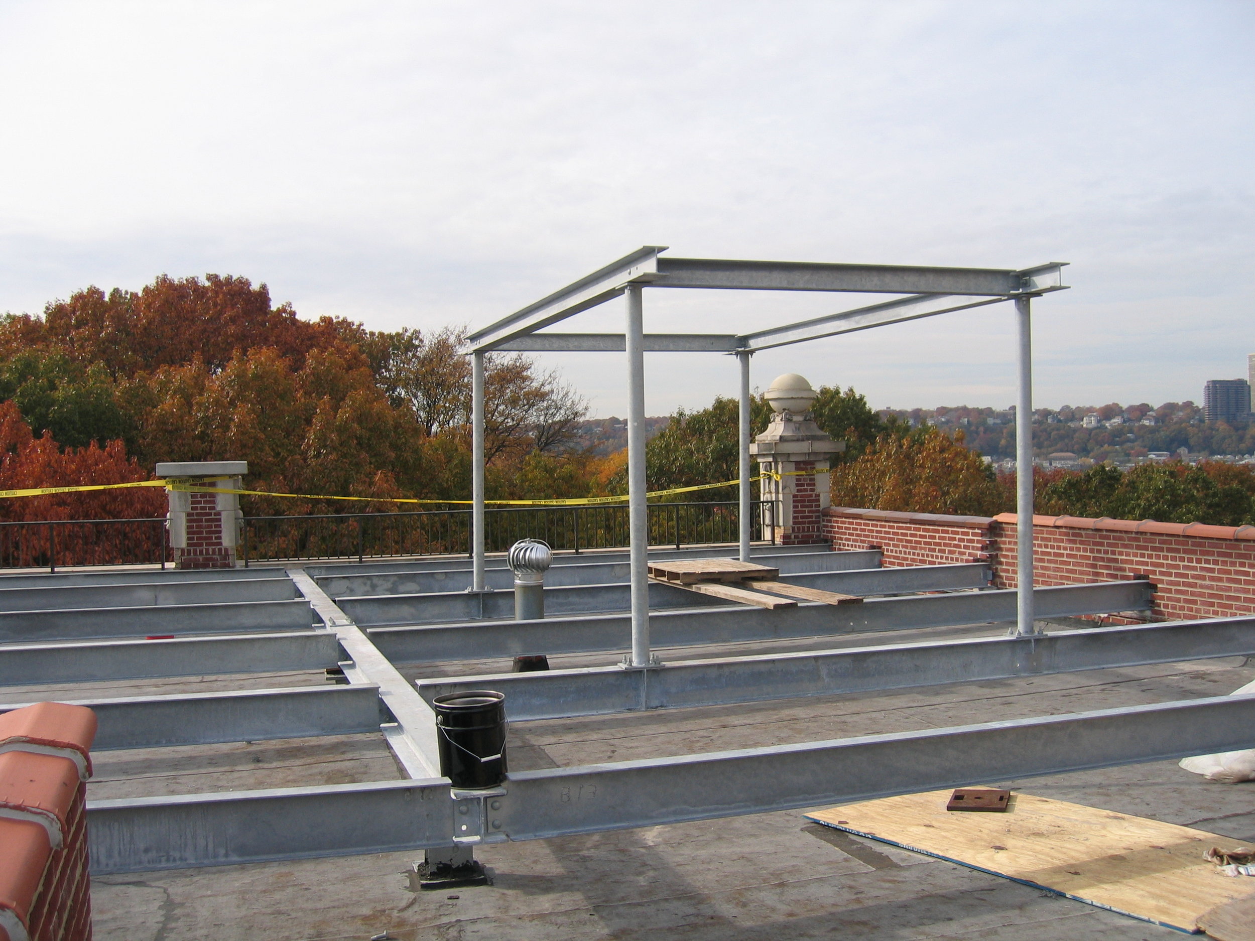  Roof terrace framing: Hudson River Roof Garden 