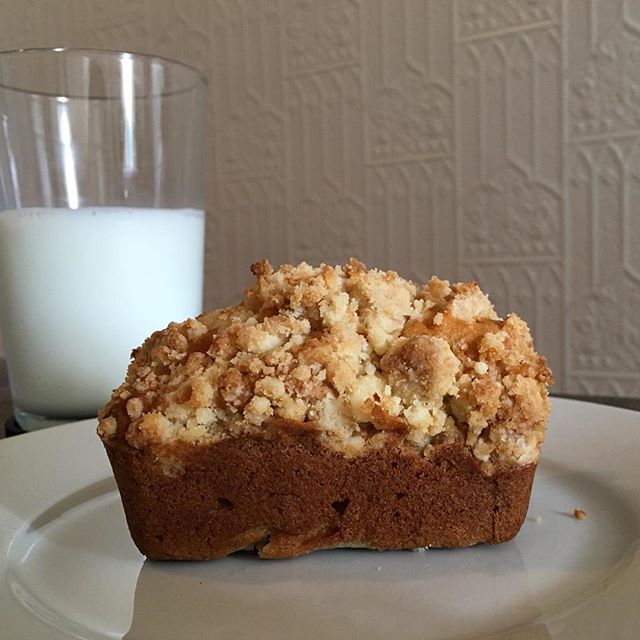 Fall is finally just around the corner! And in my opinion, fall season is apple season (not pumpkin) so I&rsquo;m sharing in my latest blog post my favorite apple-themed recipe: the apple crumble cake. 
Link in bio 🍎🍁🍂🍎
#fall #automn #apple #appl