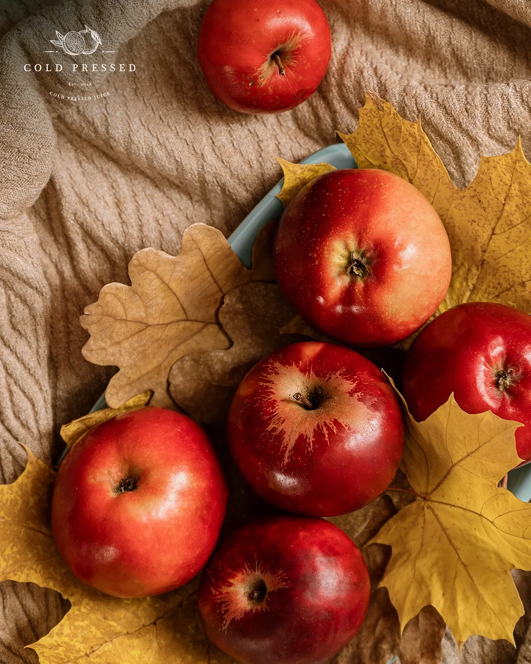 Eple brukes ofte som base i fruktjuice fordi det gir en naturlig s&oslash;dme, friskhet og balansert smak. 🍏✨

Det fremhever andre frukter og gir en perfekt balanse mellom s&oslash;tt og friskt. 🌿

#Apple #Juice #Coldpressed #Coldpressedjuice #Hppj