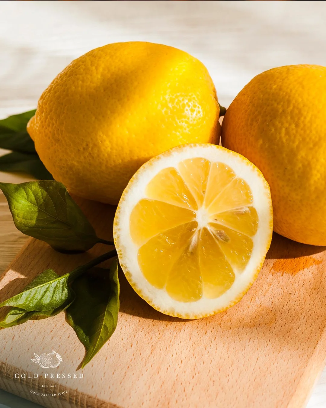 Visste du at ett sitrontre kan produsere over 600 sitroner i &aring;ret? 🍋🌳
En liten frukt med stor kraft &ndash; b&aring;de i smak og energi! ✨

#Lemon #Juice #Coldpressed #Coldpressedjuice #Hppjuice #HPP #Kaldpresset #Lemonjuice #Sitron #Sitronju