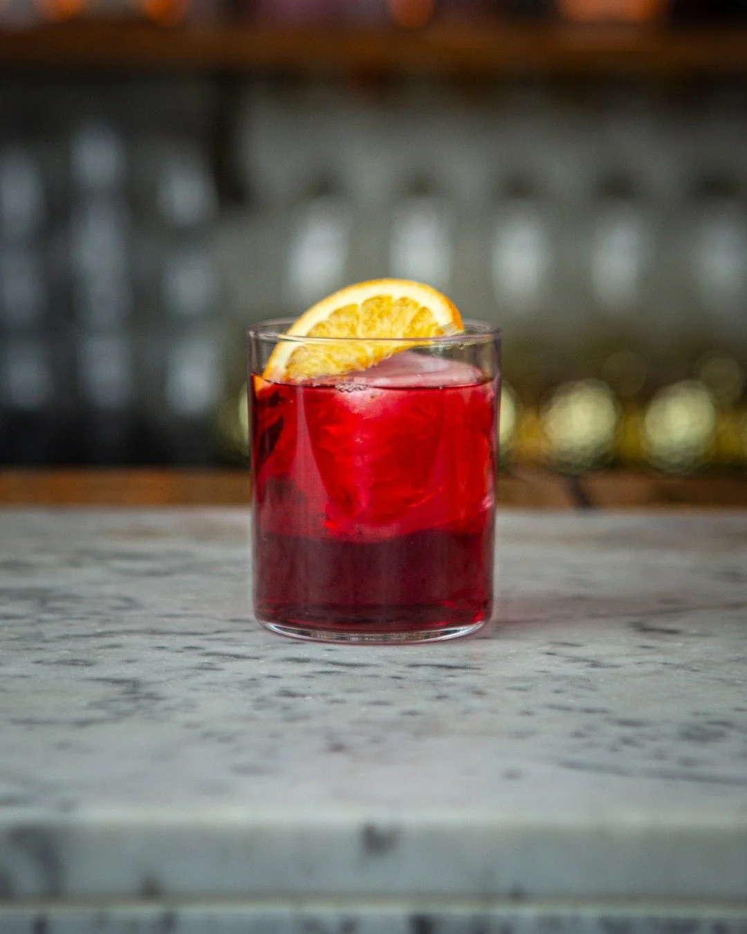 N&aring;r fryst&oslash;rket frukt kommer i kontakt med v&aelig;ske, begynner den &aring; trekke til seg fuktighet igjen &ndash; akkurat som en svamp! 💧🍓
Etter en liten stund f&aring;r den tilbake sin naturlige form, farge og smak, og gir b&aring;de