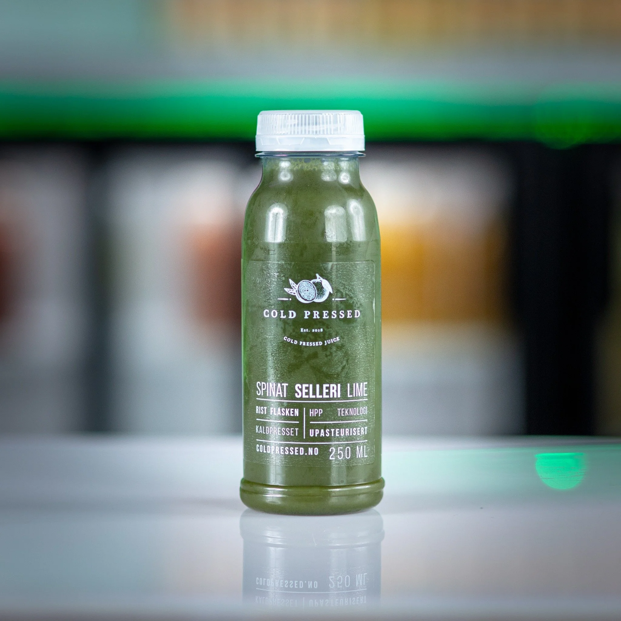 Spinat, Selleri &amp; Lime 💚

Frisk, gr&oslash;nn og perfekt balansert. Den milde, rene smaken av spinat m&oslash;ter spr&oslash; selleri for en naturlig og oppkvikkende base. Lime l&oslash;fter helheten diskret, mens et hint av ingef&aelig;r i bakg