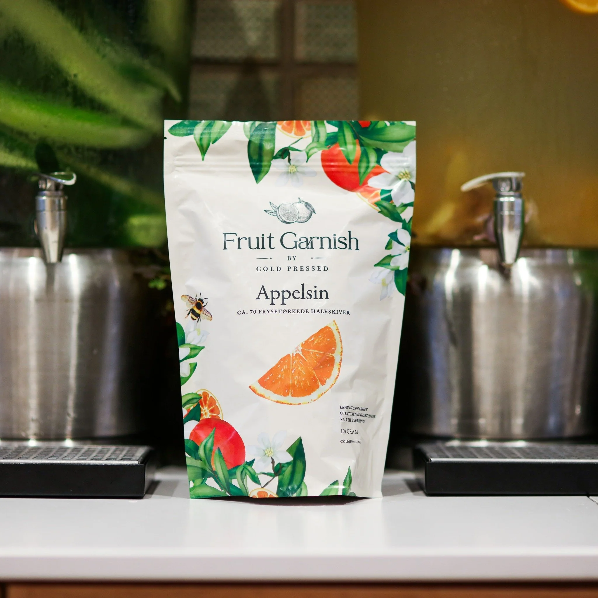 Fruit Garnish by Cold Pressed &ndash; Appelsin halve skiver 🍊

Et enkelt grep som l&oslash;fter b&aring;de smaken og presentasjonen i glasset.

V&aring;re appelsinskiver er sk&aring;nsomt fryset&oslash;rket for &aring; bevare de naturlige oljene, ar