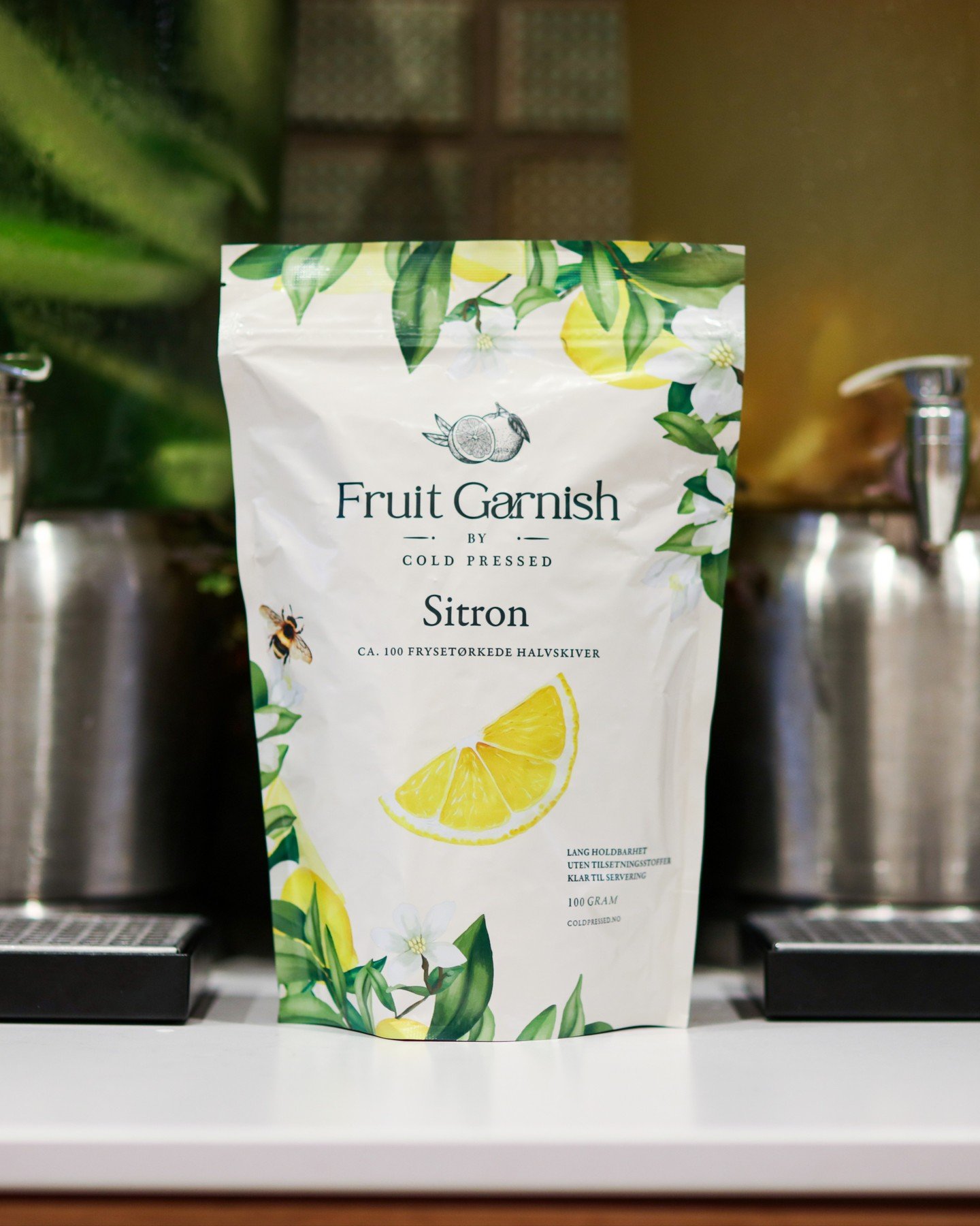 En skive sitron gj&oslash;r mer enn man tror.

Cold Pressed Fruit Garnish Sitron tilf&oslash;rer:
✔️ Frisk sitrussmak
✔️ Et renere uttrykk
✔️ En mer gjennomf&oslash;rt servering

Straks den kommer i kontakt med v&aelig;ske, &aring;pner smaken seg &nd