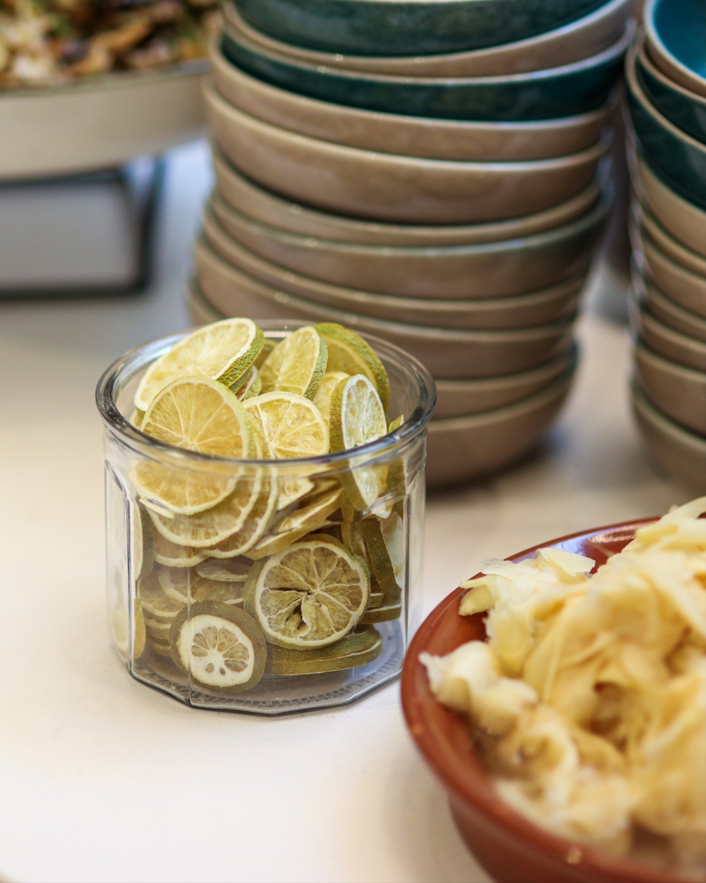 N&aring;r mange skal serveres, er det detaljene som m&aring; sitte &ndash; hver gang.

Cold Pressed Fruit Garnish gj&oslash;r det enkelt &aring; holde uttrykket jevnt, enten det er buffet, kantine eller st&oslash;rre arrangementer.

Gir et friskt l&o