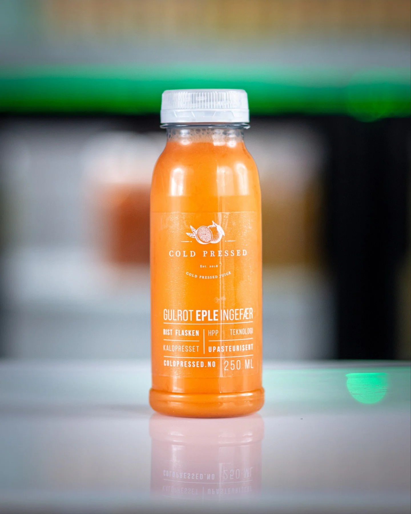 Frisk, rund og med et lite sting av ingef&aelig;r 🧡

Gulrot, eple og ingef&aelig;r &ndash; en kombinasjon som b&aring;de gir energi og smaker skikkelig godt.

Laget med sk&aring;nsom HPP-teknologi for &aring; bevare smaken &ndash; uten tilsetninger.