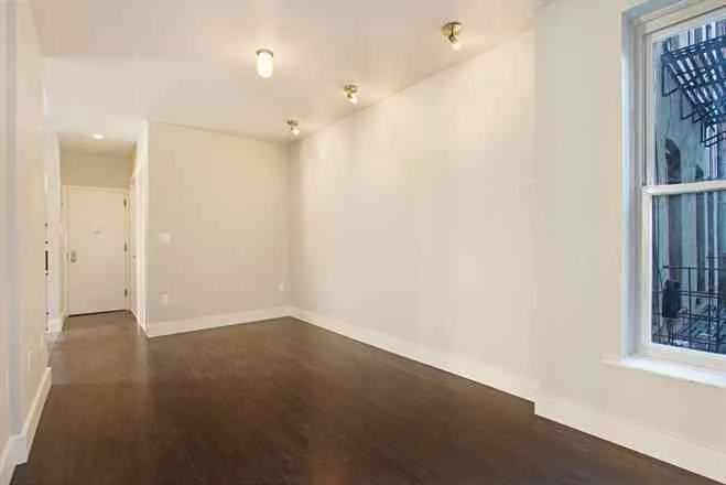 3HalseyStreetDesBrisaySmithArchitectsRetailResidential.JPG