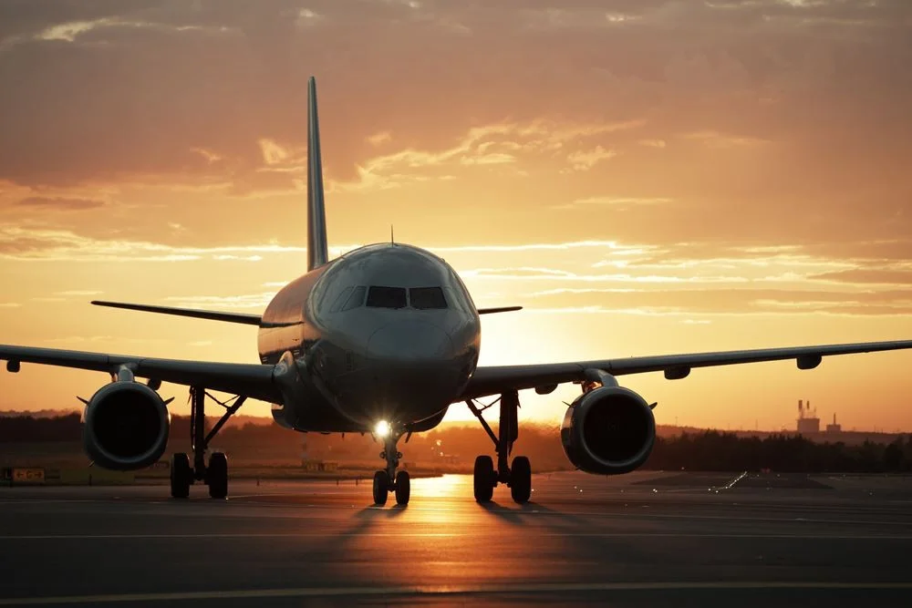 airplaneflyingbob-hope-airport.jpg