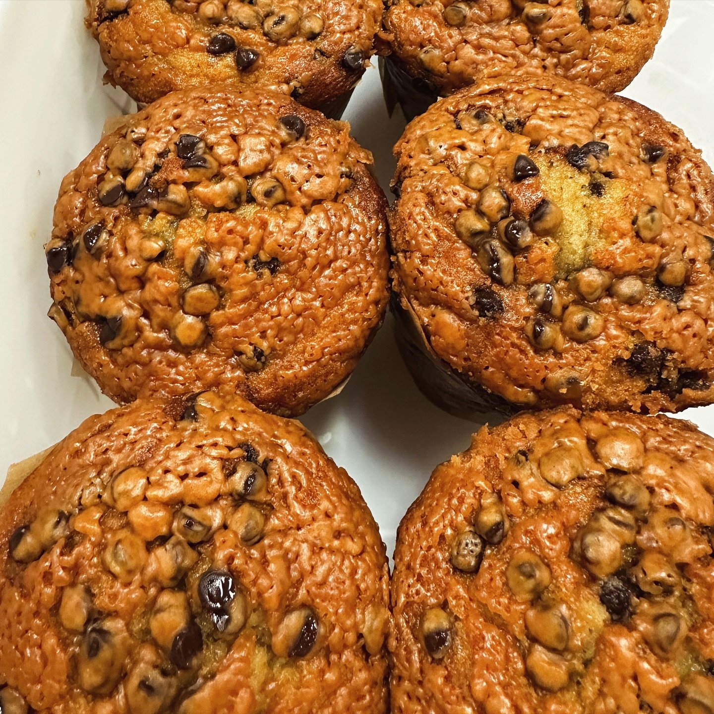 Looking for a gluten-free muffin? Try our seasonal gluten-free chocolate peanut butter banana bread muffin, which is packed with creamy peanut butter and chocolate chips for the ultimate treat ✨

*While our gluten-free muffins are made with gluten-fr