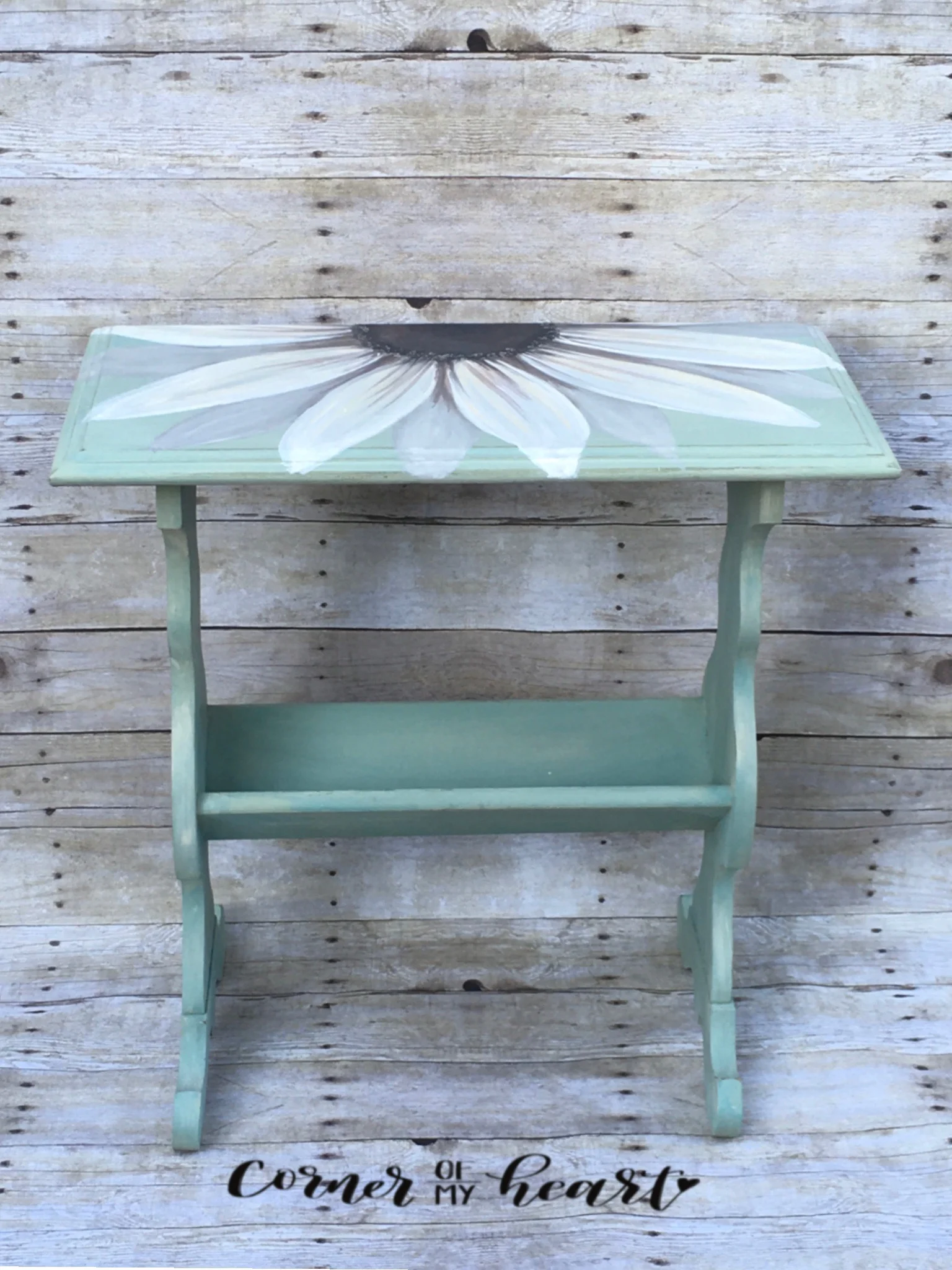 Magazine holder with large flower