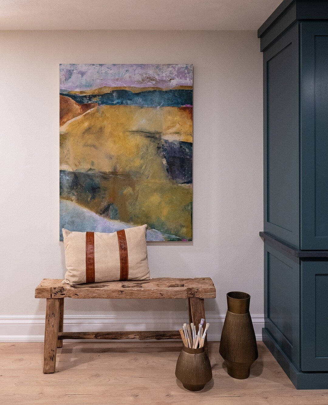 How do you make the corners of your home reflect your story? ⁠🎨 ⁠
⁠
⁠
📸 by: @jmgilephotography⁠
🖼️ by: @karenhertzsumnicht⁠
⁠
⁠
⁠
⁠
#intuitivehomedesign #interiordesign #interiorstyling #antiquedecor #homedecor #homestyling #interiordesigner #wisc
