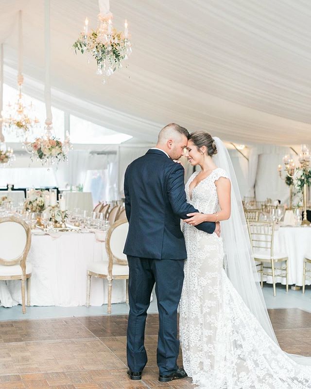 Editing away on the gorgeous wedding this week 🤗. @sarahjaay_ 
Dress : @bisou_bridal 
Designer : @moniquelhuillierbride 
Decor &amp; Florals : @ruffledrose 
Make Up &amp; Hair : @makeupbyvivianjun 
Venue : @hart_house_weddings @harthouserest 
Video 