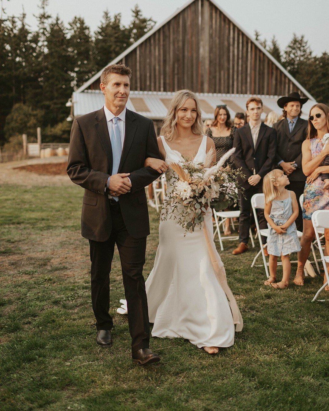 Don't forget to savor the moment. ✨ 

📷 : @alainadavisphoto 
#weddingvenue #barnweddingvenue#whidbeyisland #whidbeyislandwedding #seattlewedding 
#islandwedding #sanjuanislandwedding #whidneyislandweddingvenue #sanjuanislands #pnwweddings